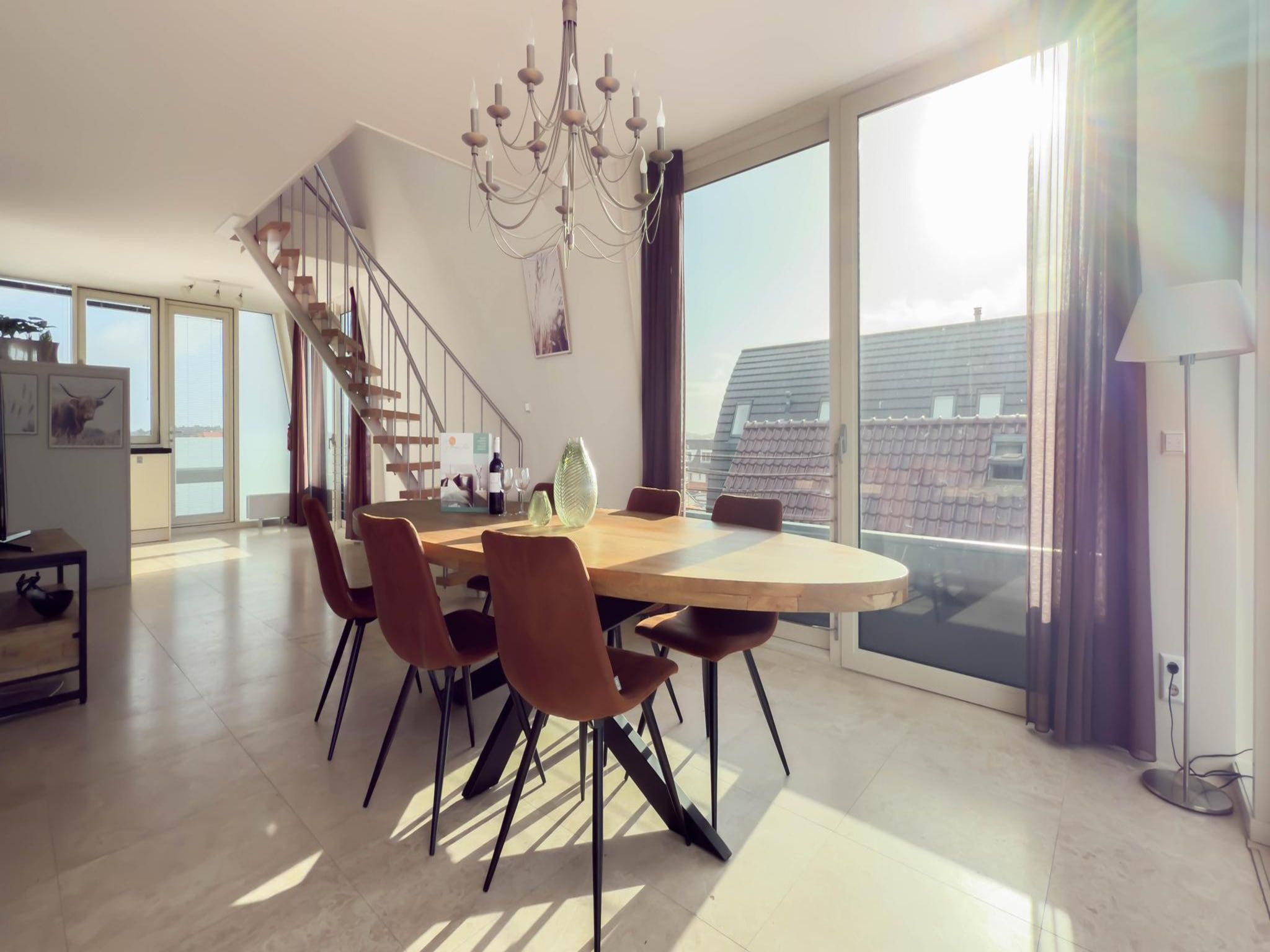 De eetkamer van Droomlicht in Egmond aan Zee