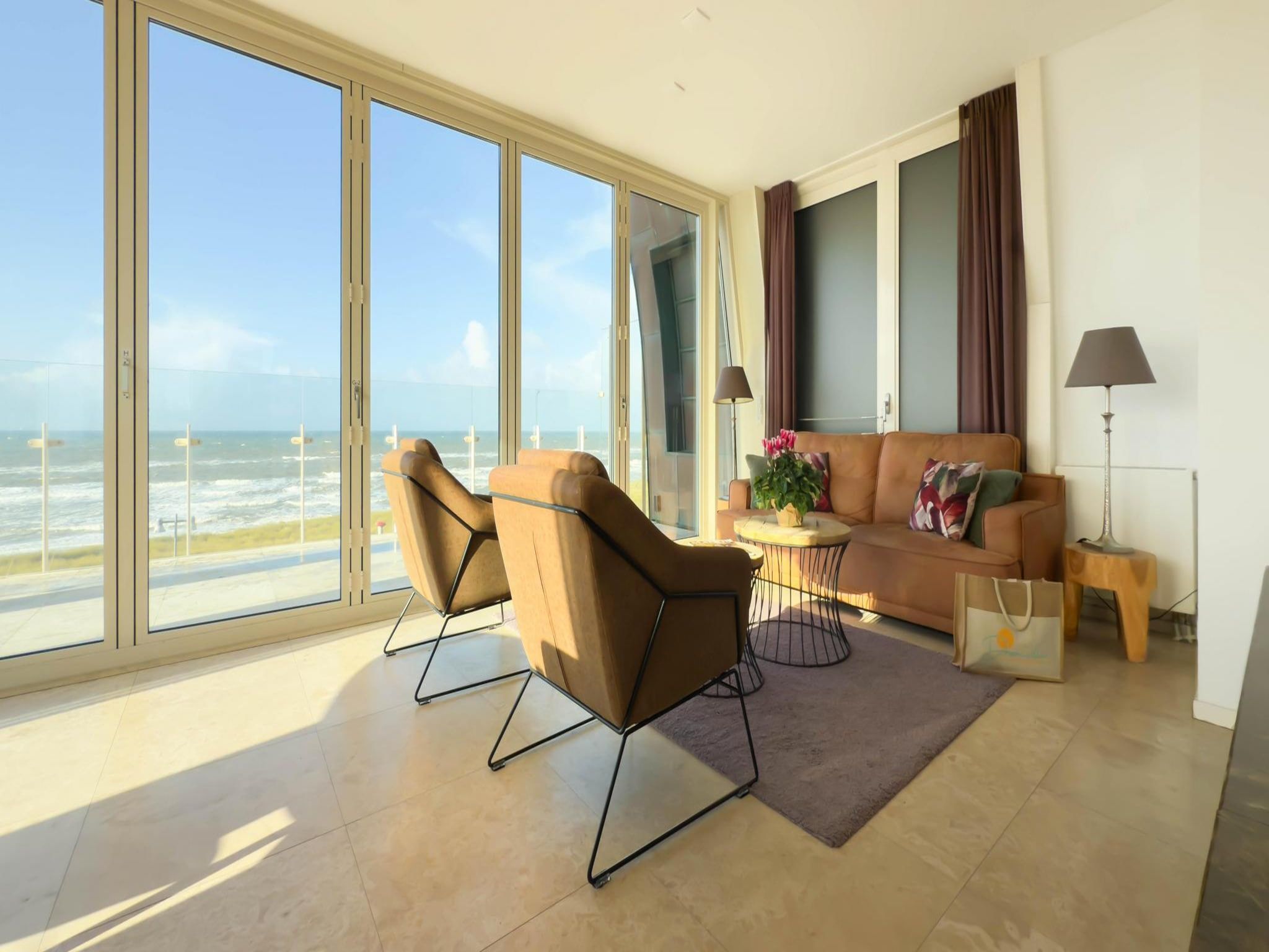 De woonkamer van Droomlicht in Egmond aan Zee