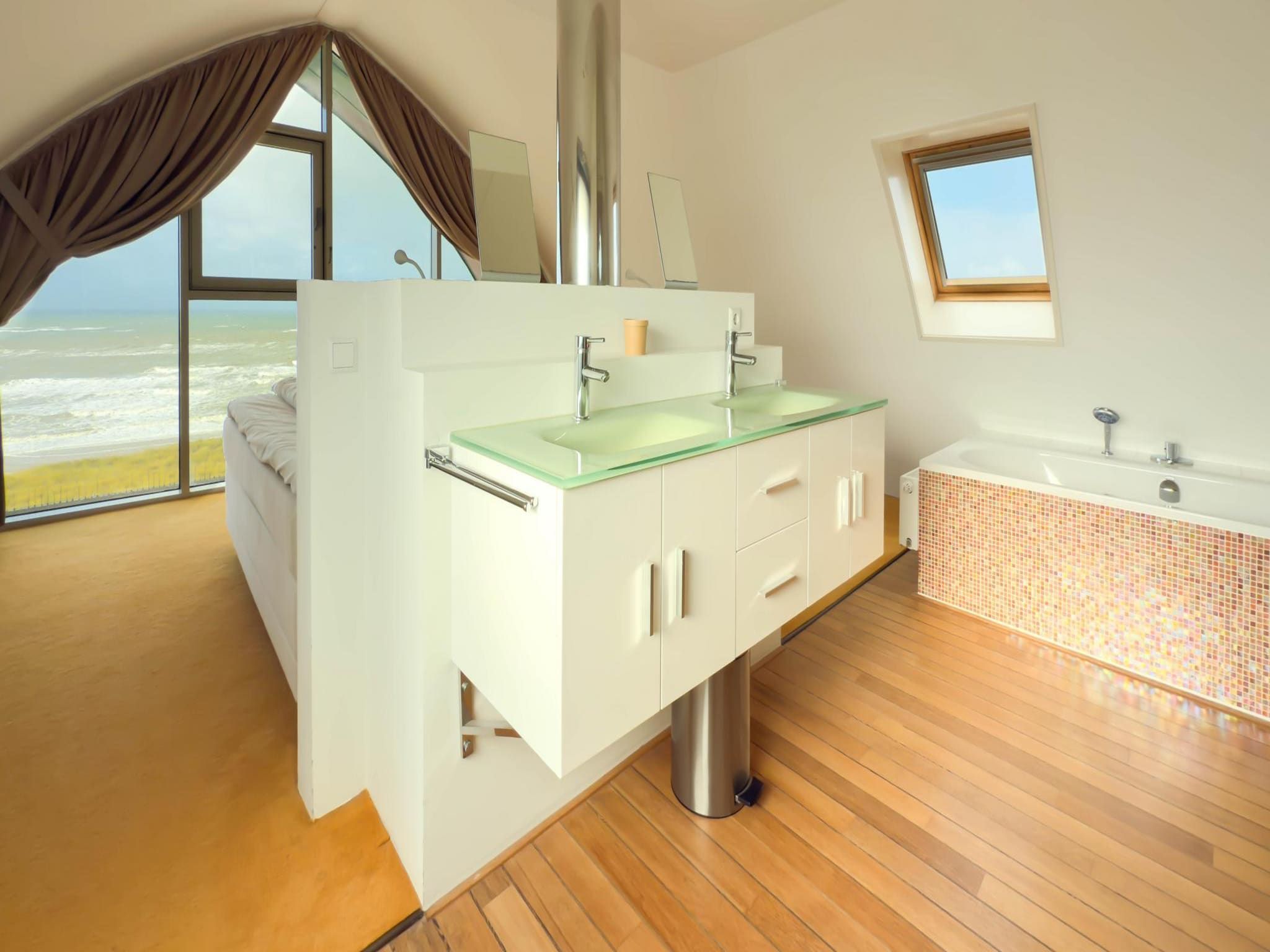 De badkamer van Droomlicht in Egmond aan Zee