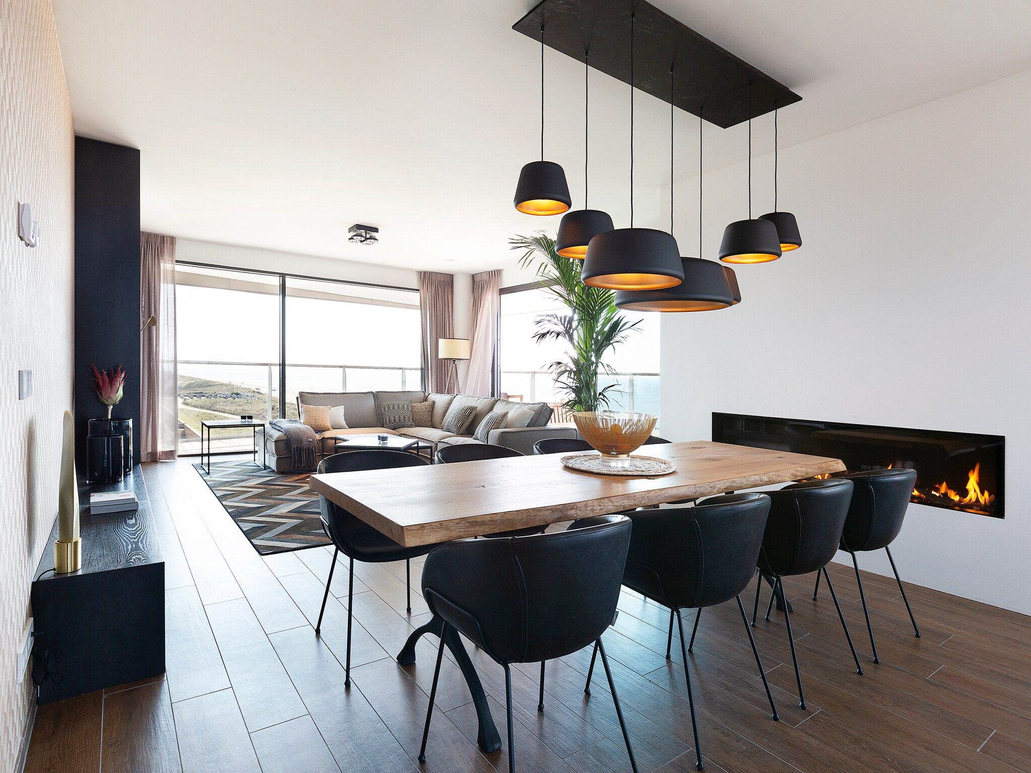 De eetkamer van Droomsuites Egmond aan Zee - 8 person apartment in Egmond aan Zee