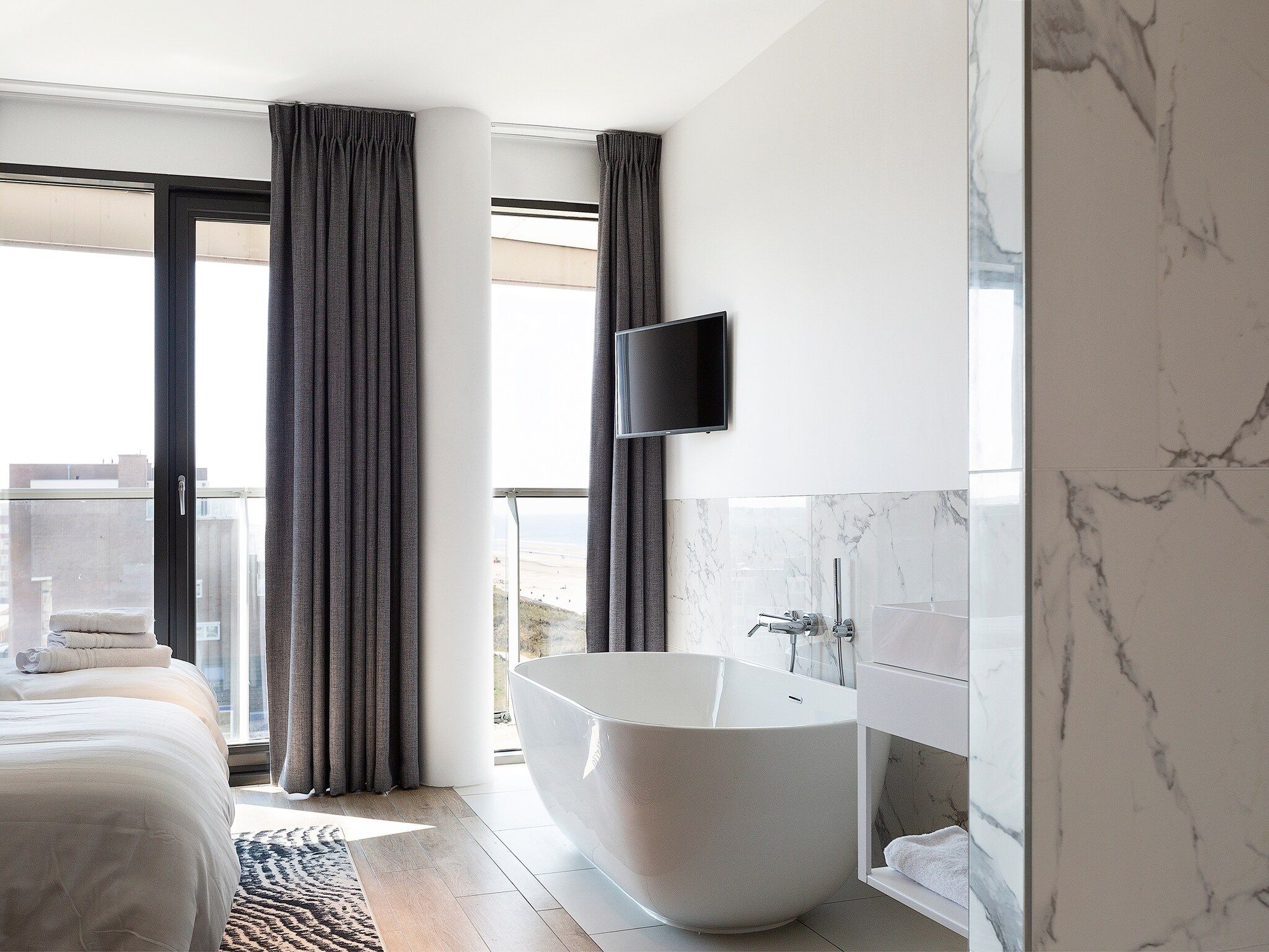 Een slaapkamer van Droomsuites Egmond aan Zee - 8 person penthouse in Egmond aan Zee