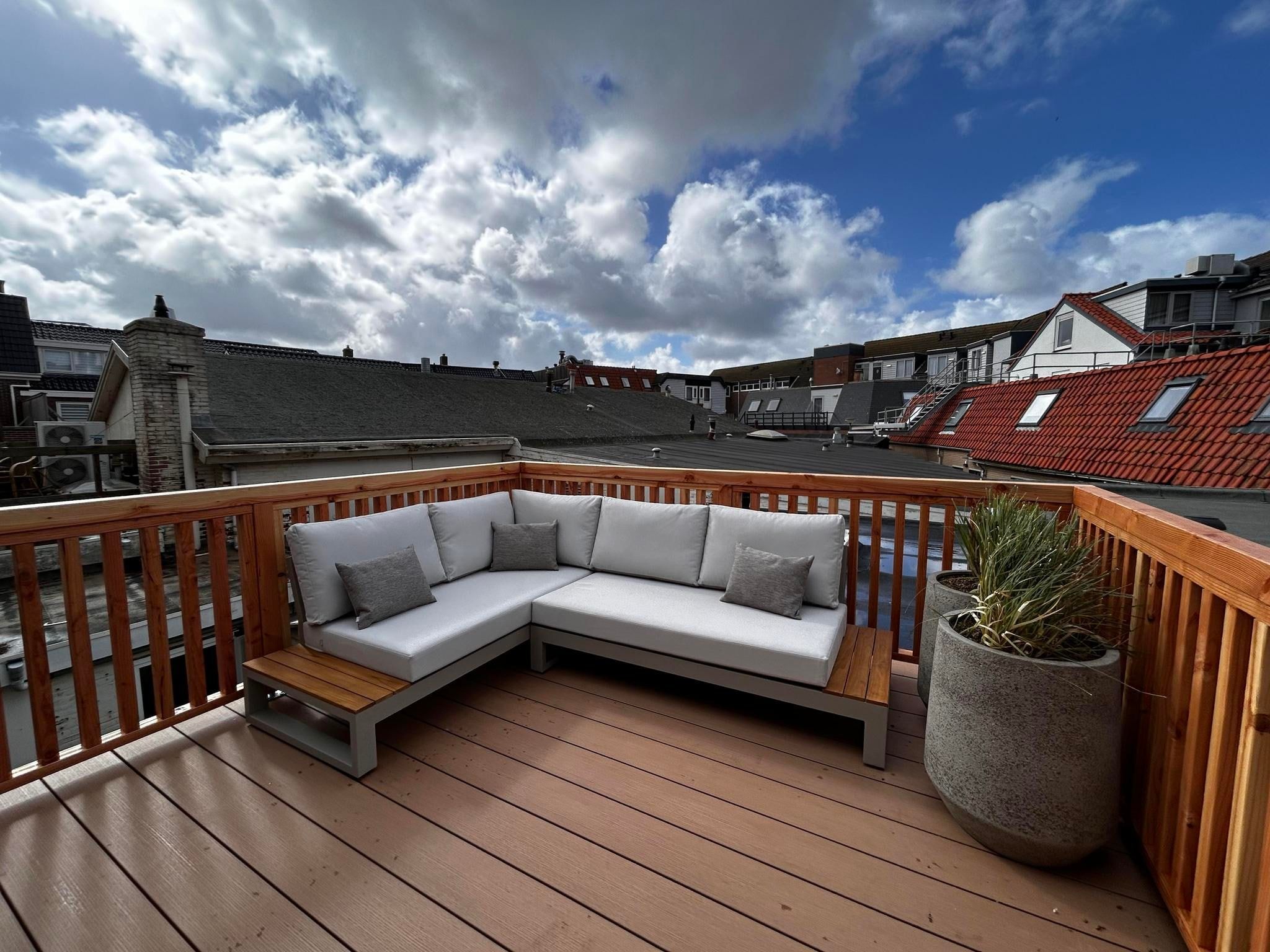 Het terras van La Chatelaine 1 in Egmond aan Zee