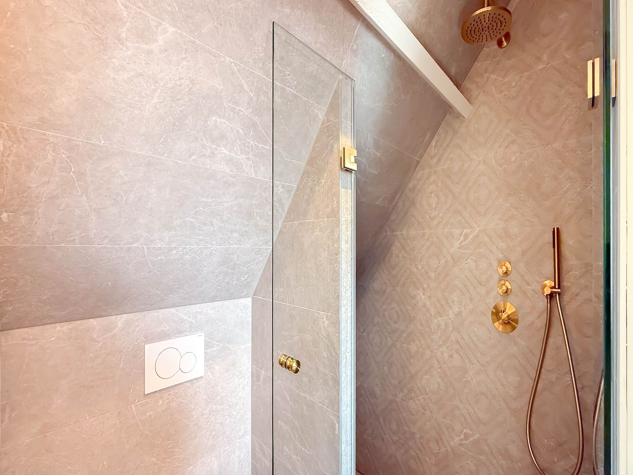 De badkamer van La Chatelaine 2 in Egmond aan Zee
