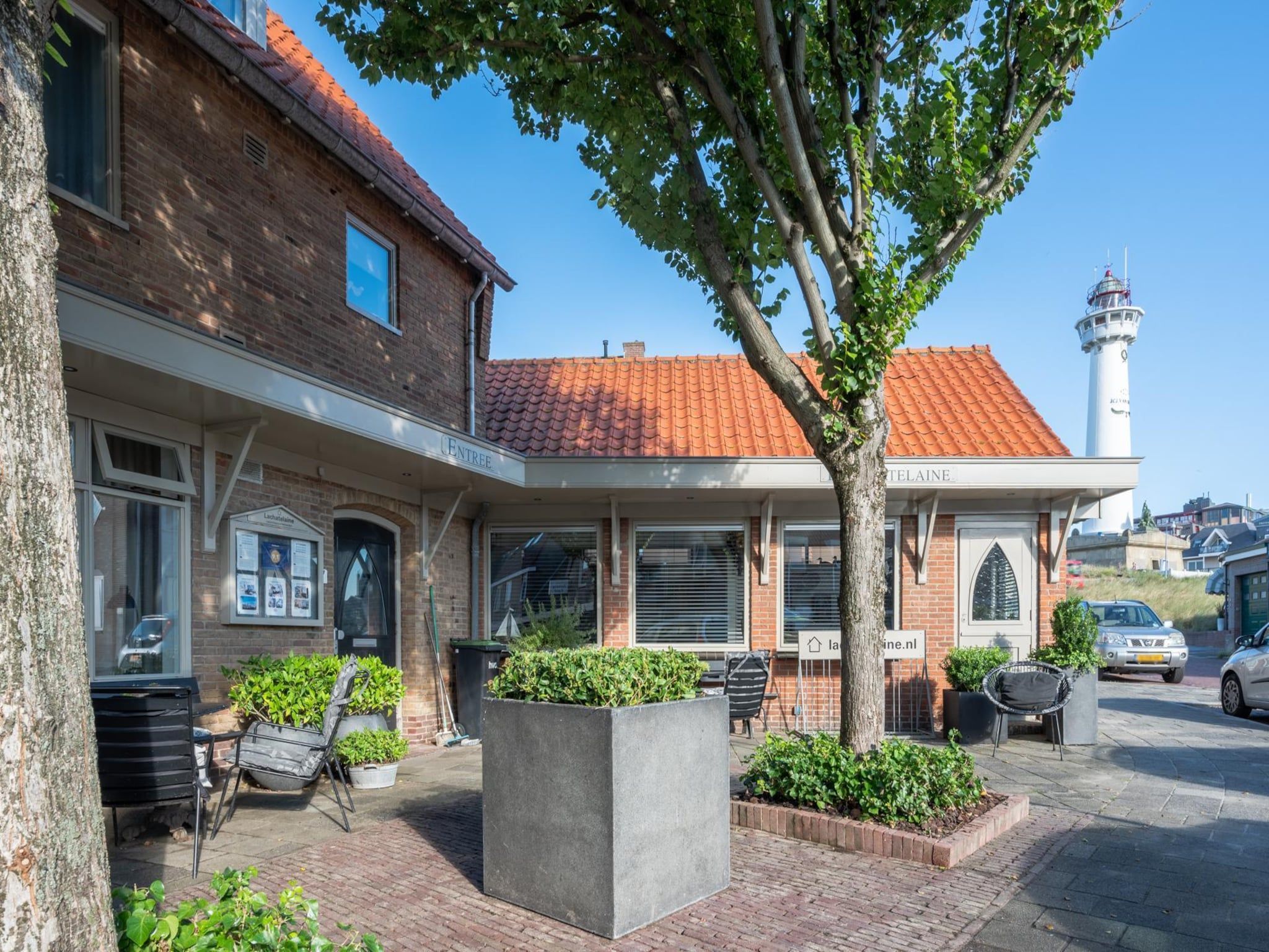 De buitenkant van La Chatelaine 3 in Egmond aan Zee