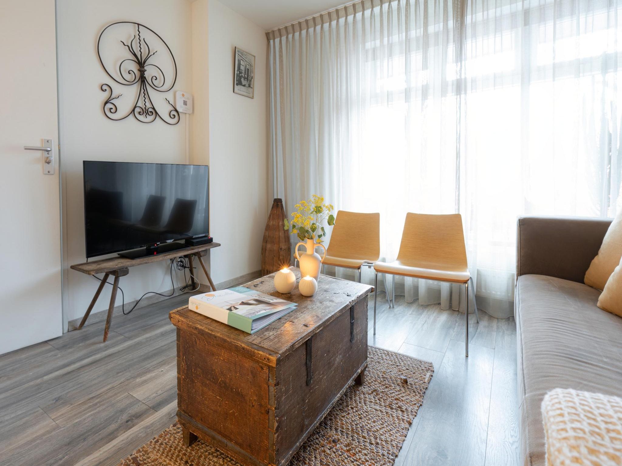 De woonkamer van La Chatelaine 3 in Egmond aan Zee