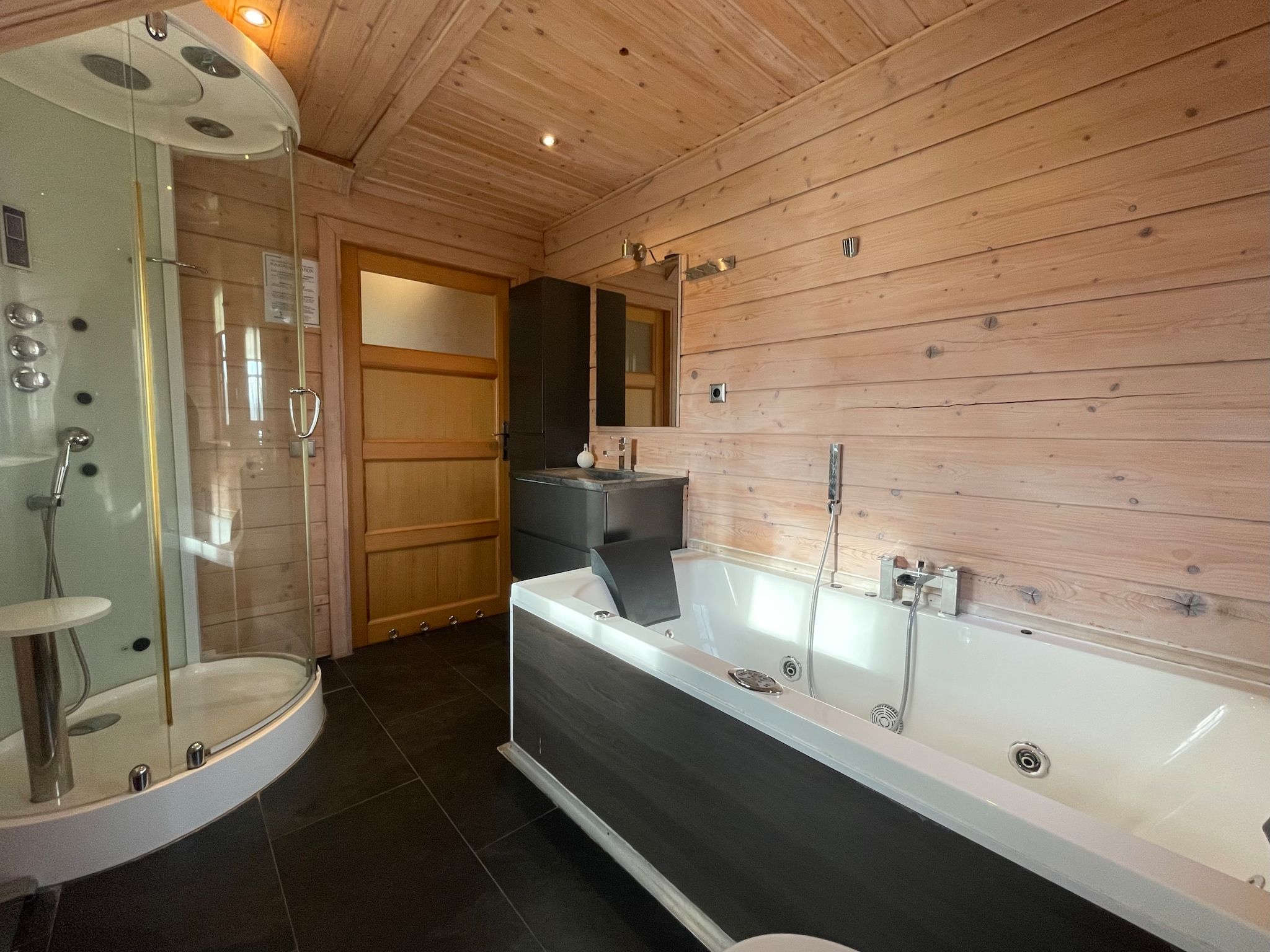 De badkamer van Salland Hideaway - 4 persons in Den Ham