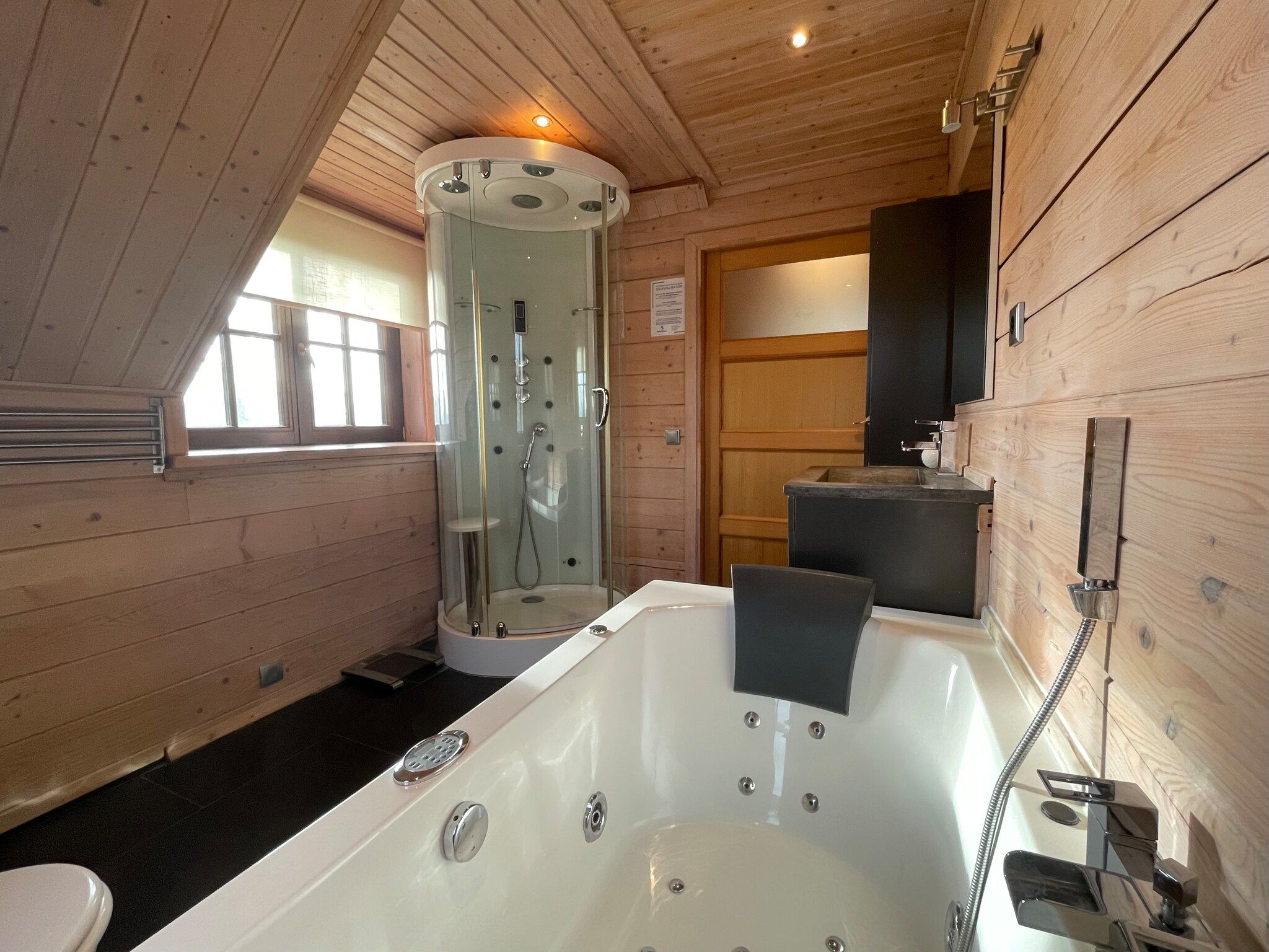 De badkamer van Salland Hideaway - 4 persons in Den Ham