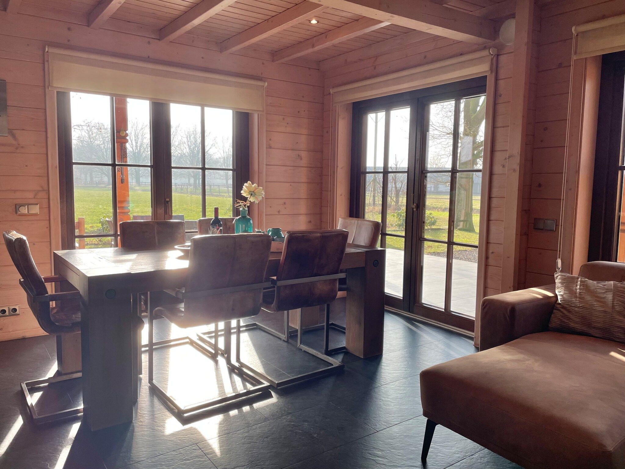 De eetkamer van Salland Hideaway - 6 persons in Den Ham