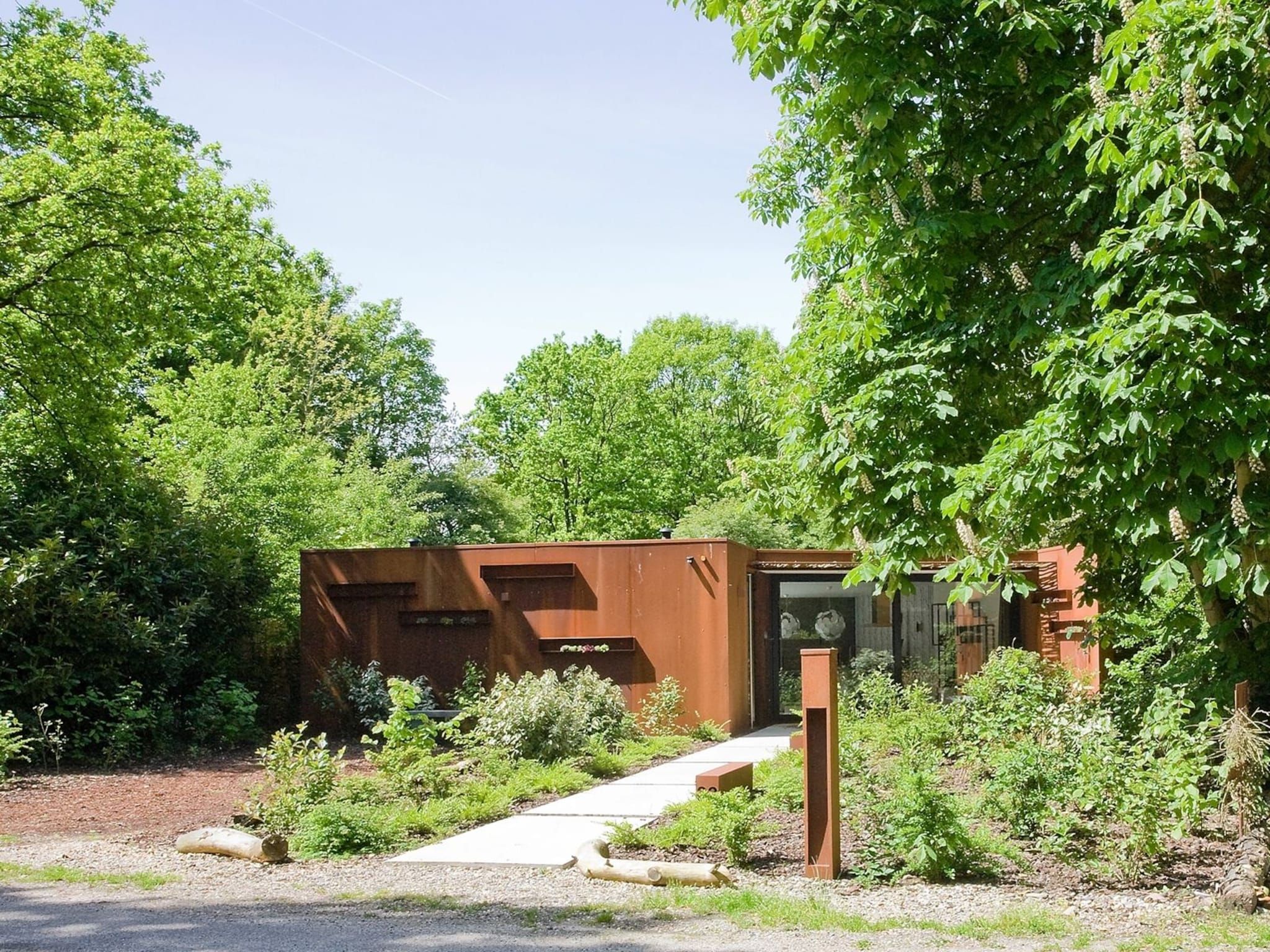 De buitenkant van Stalen Boshuis in Oosterhout
