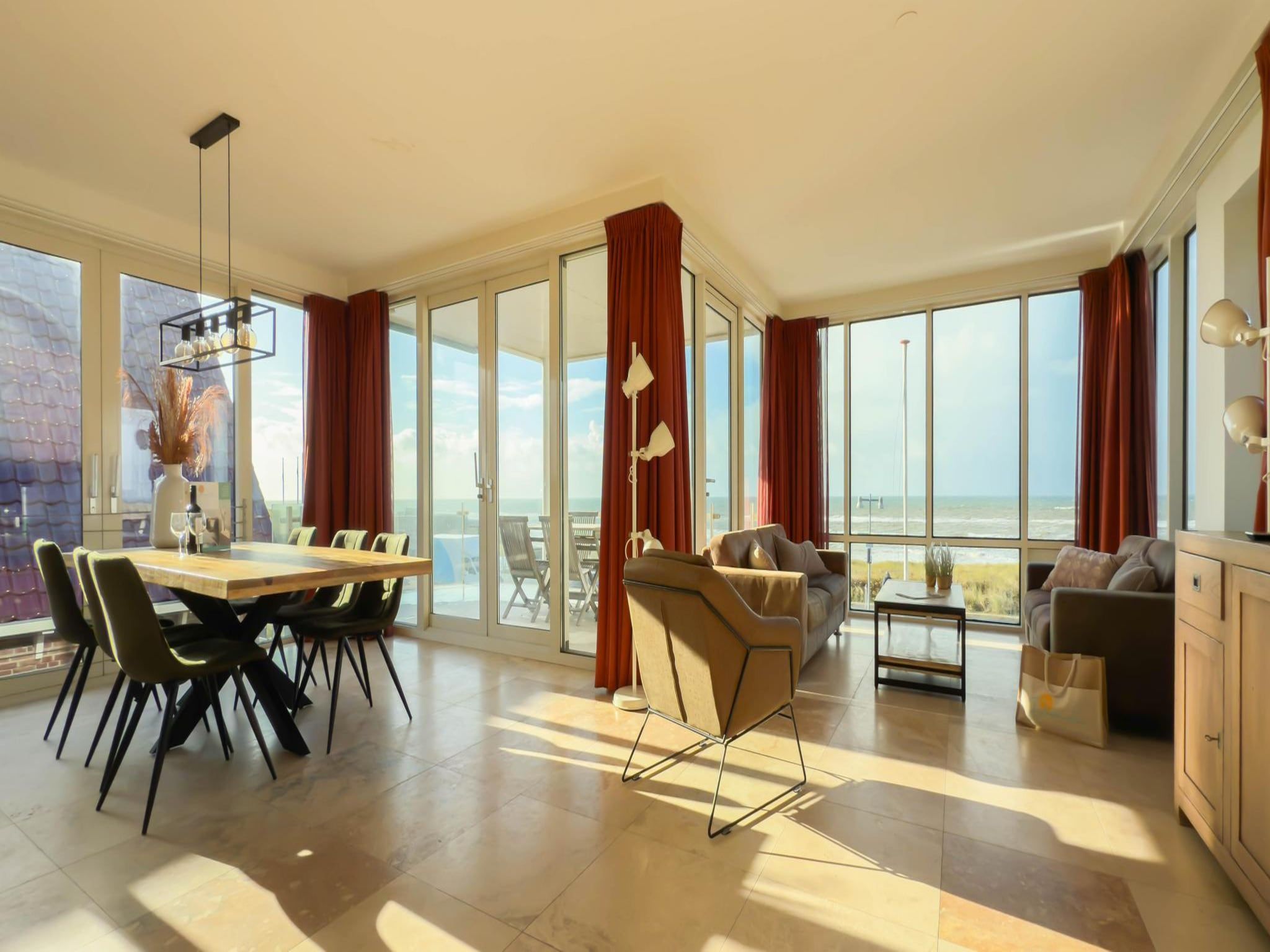 De woonkamer van Sterrenlicht in Egmond aan Zee