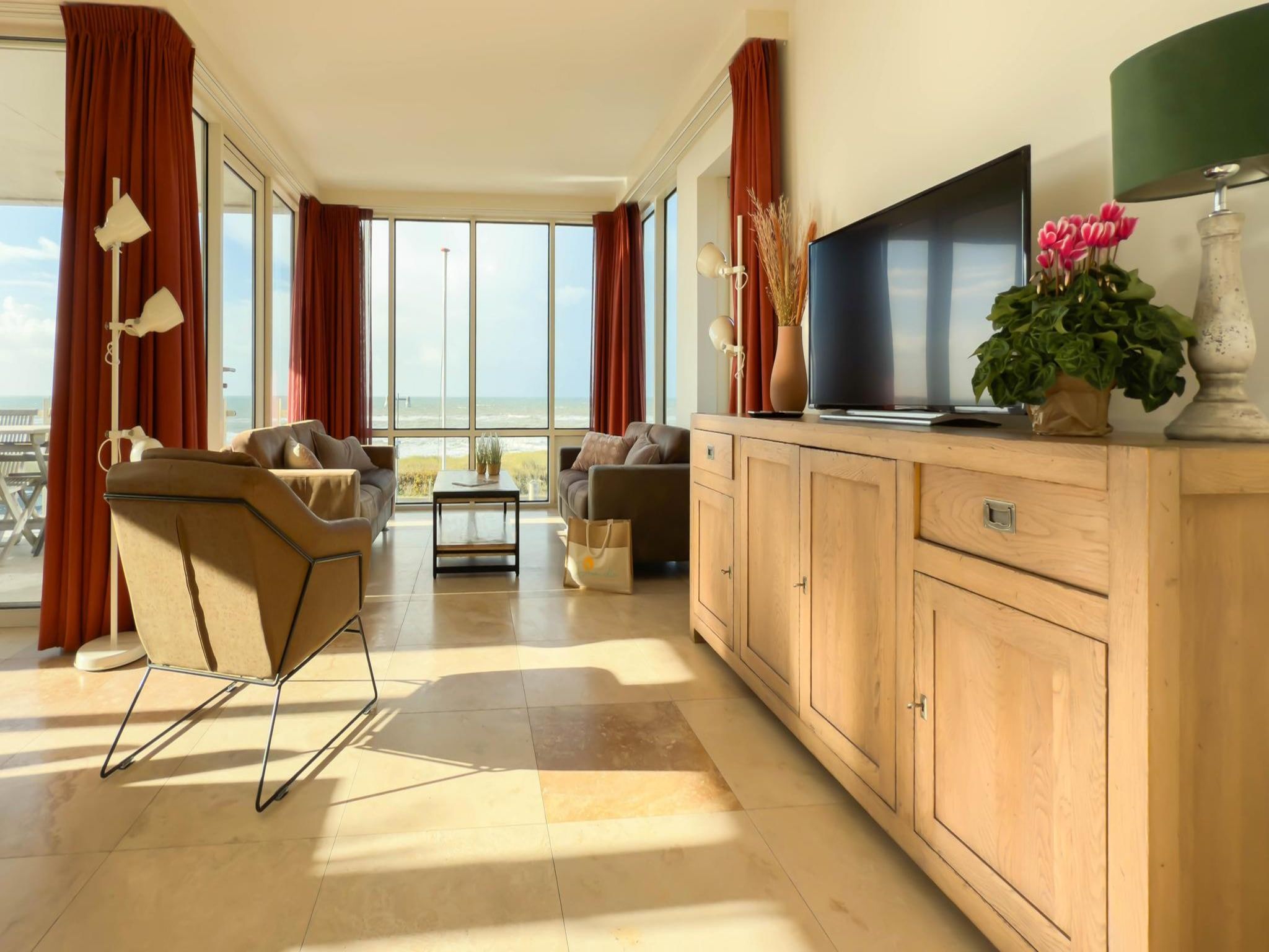 De woonkamer van Sterrenlicht in Egmond aan Zee