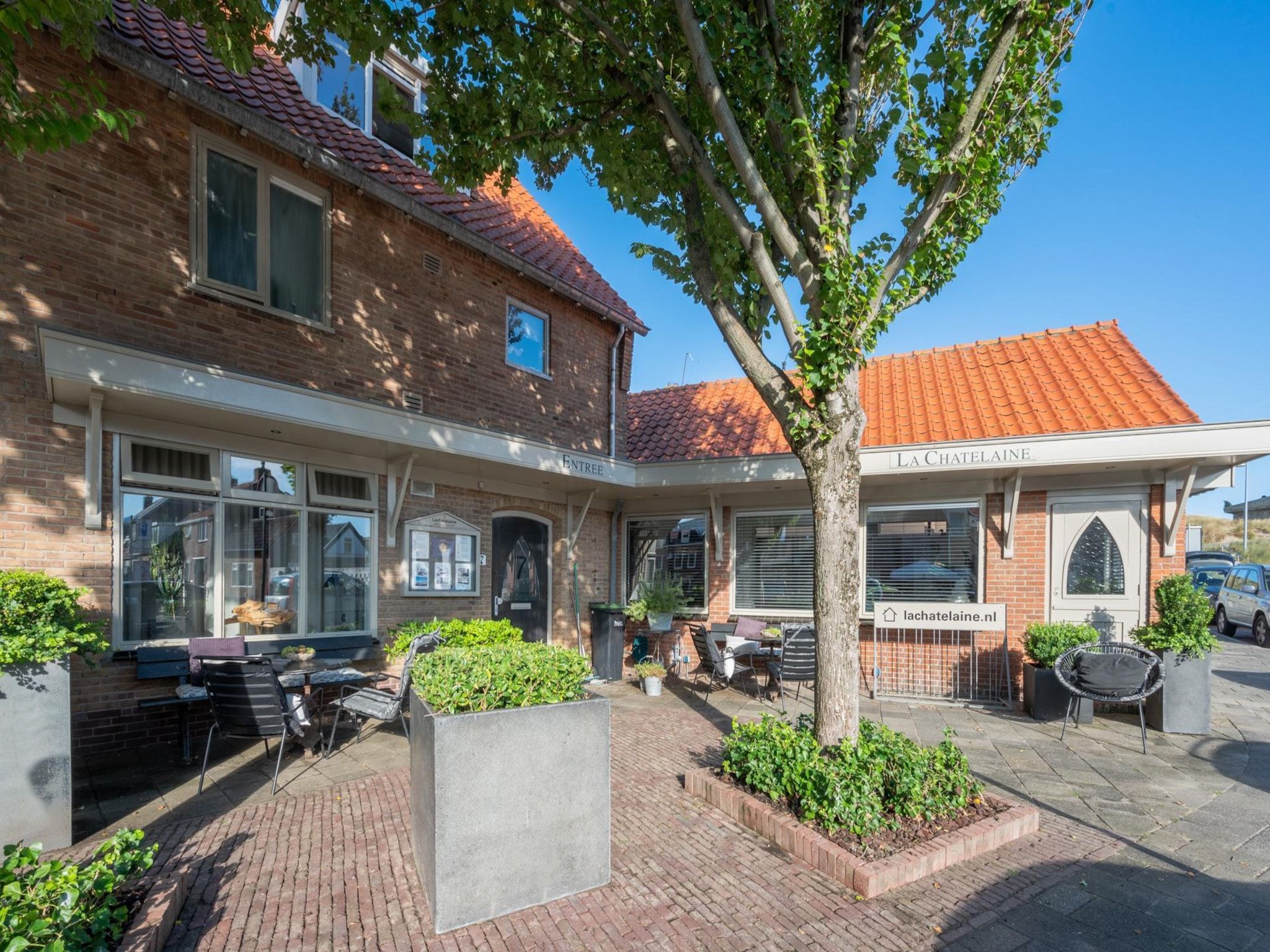 De buitenkant van Villa La Chatelaine in Egmond aan Zee