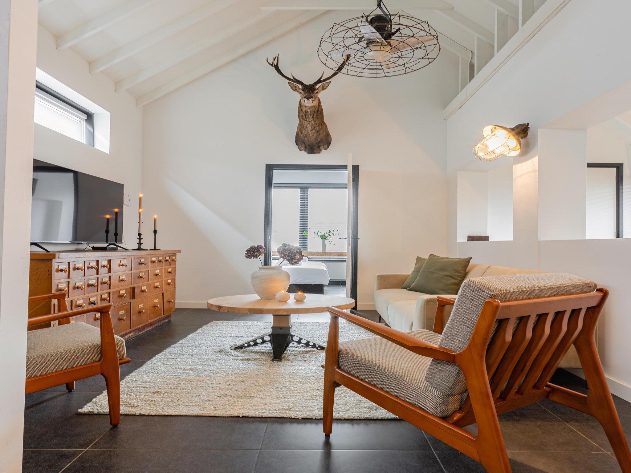 De woonkamer van Villa La Chatelaine in Egmond aan Zee