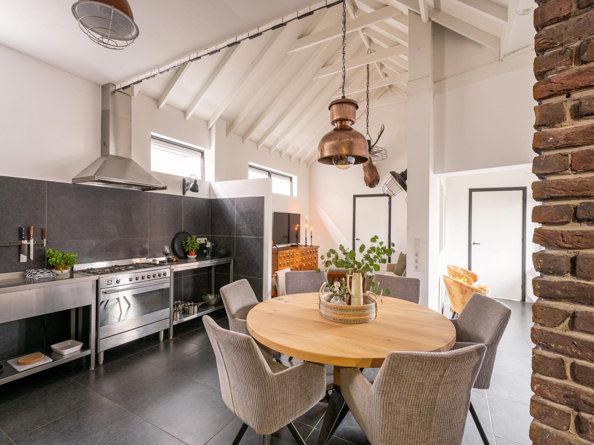 De eetkamer van Villa La Chatelaine in Egmond aan Zee