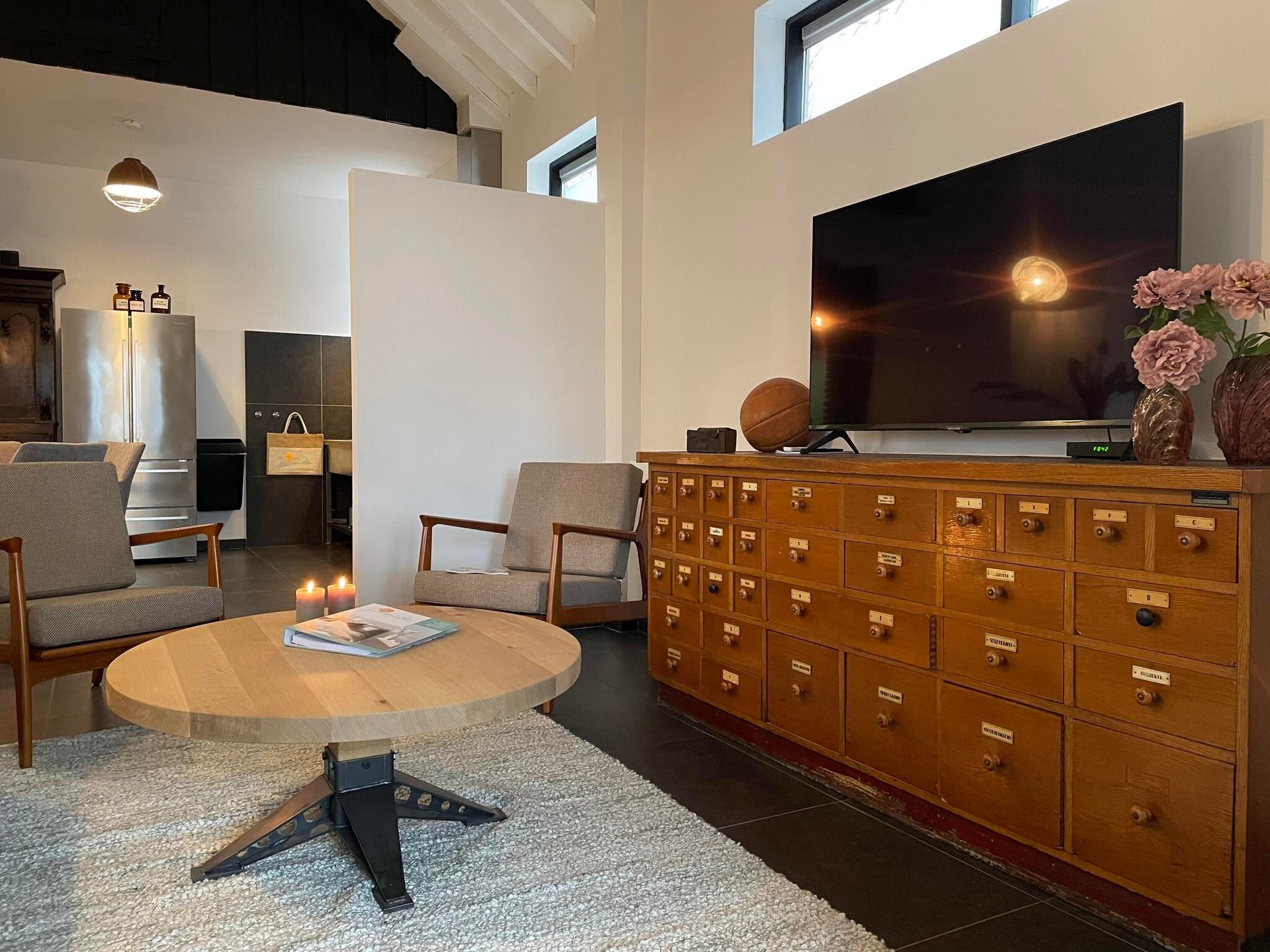 De woonkamer van Villa La Chatelaine in Egmond aan Zee