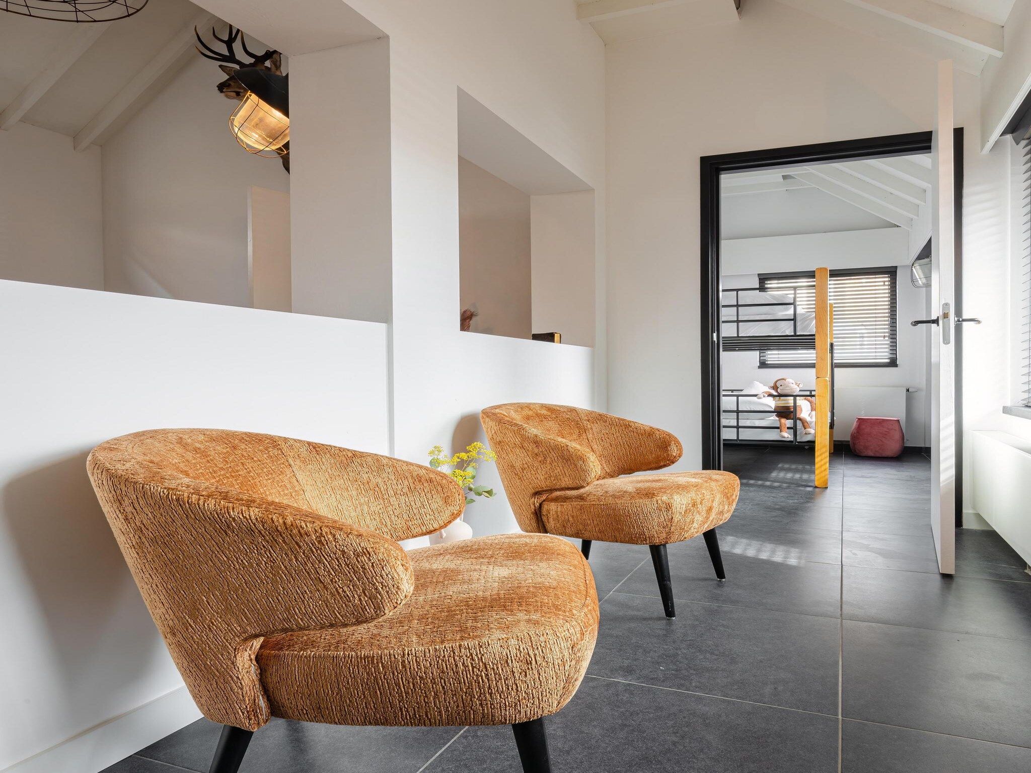De woonkamer van Villa La Chatelaine in Egmond aan Zee