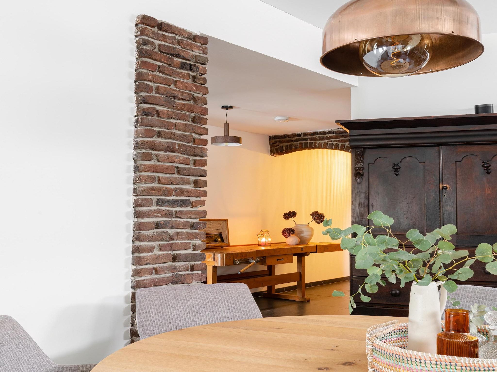 De eetkamer van Villa La Chatelaine in Egmond aan Zee
