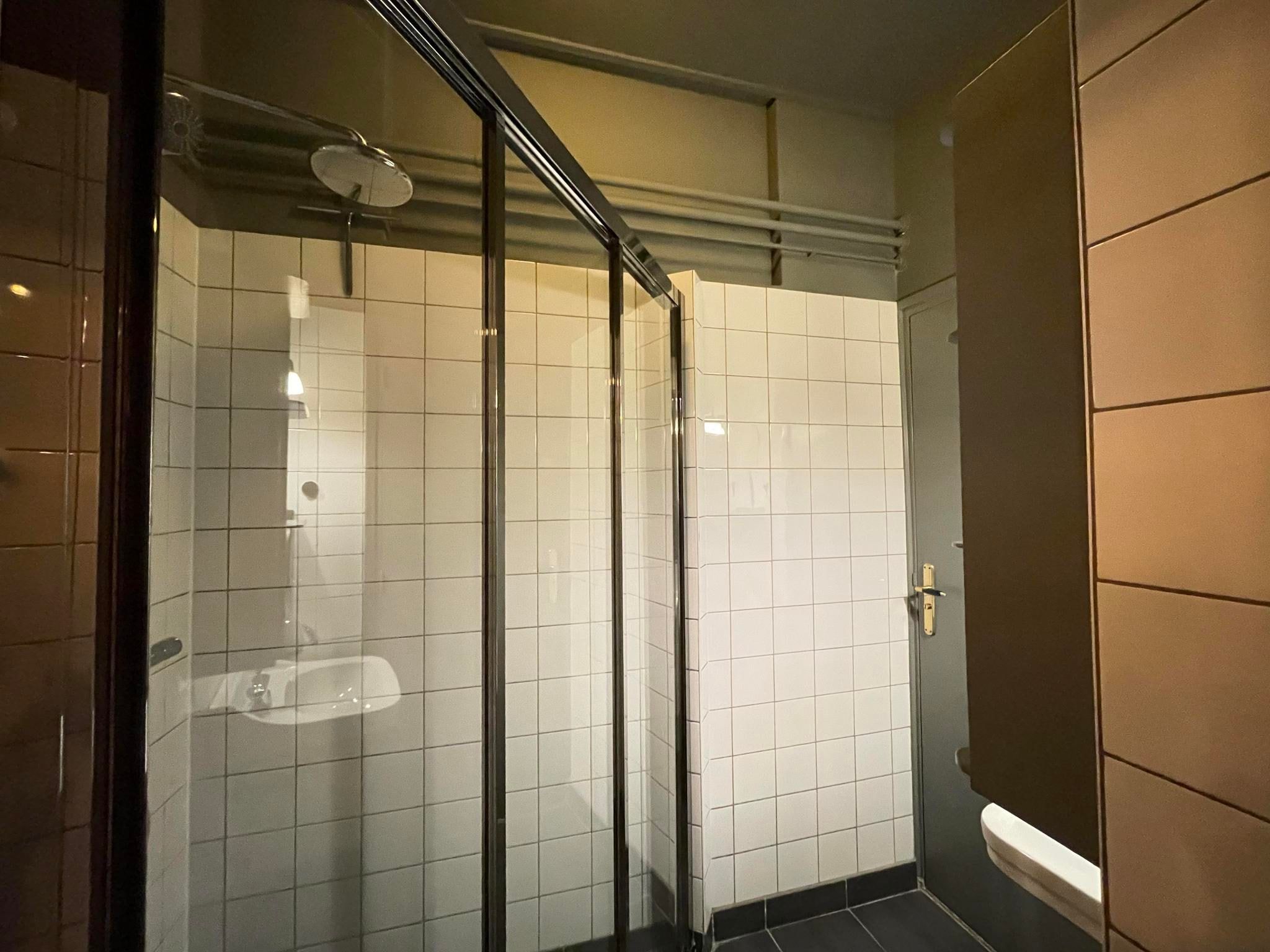 De badkamer van Villa La Chatelaine in Egmond aan Zee