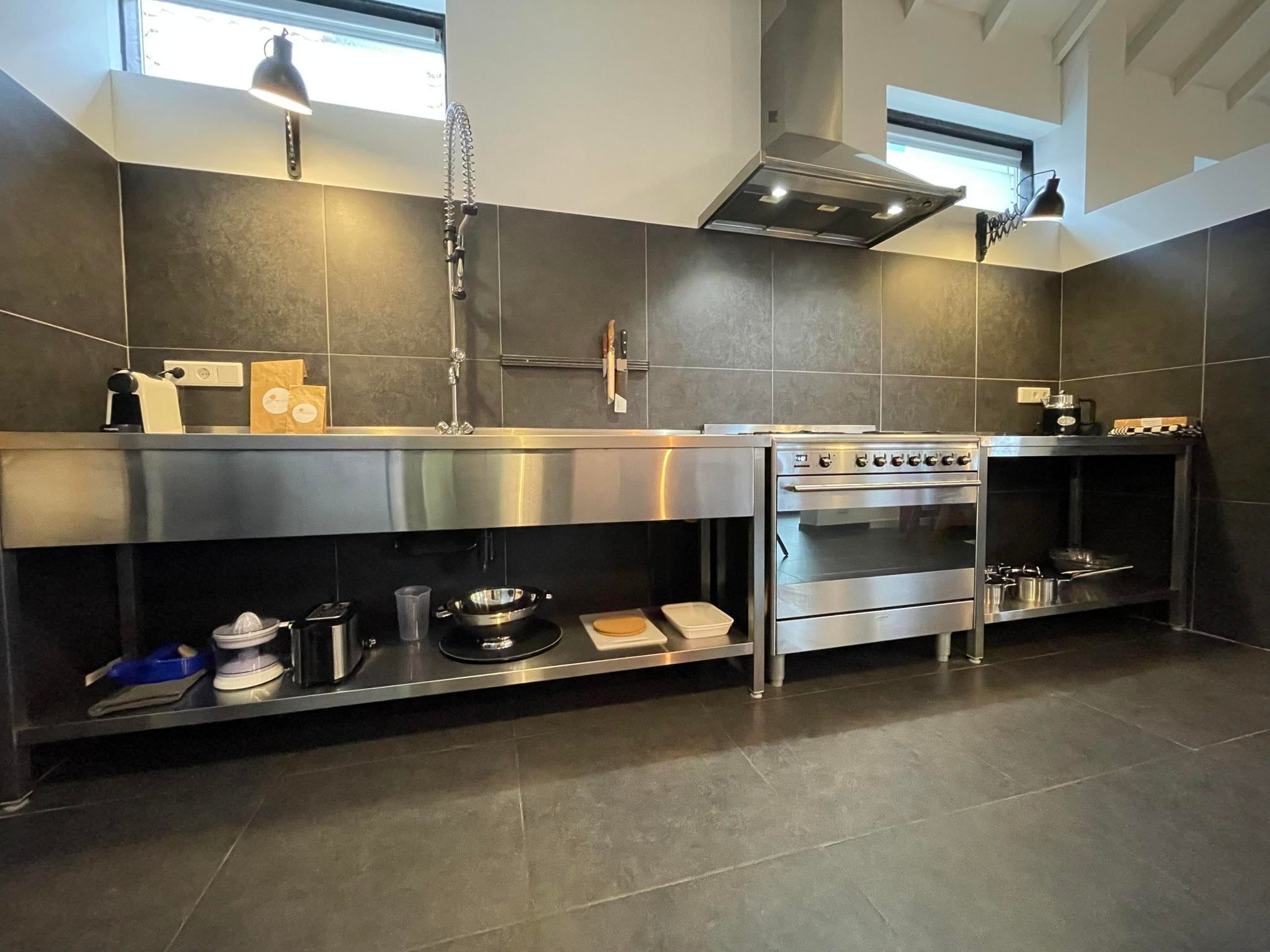 De keuken van Villa La Chatelaine in Egmond aan Zee