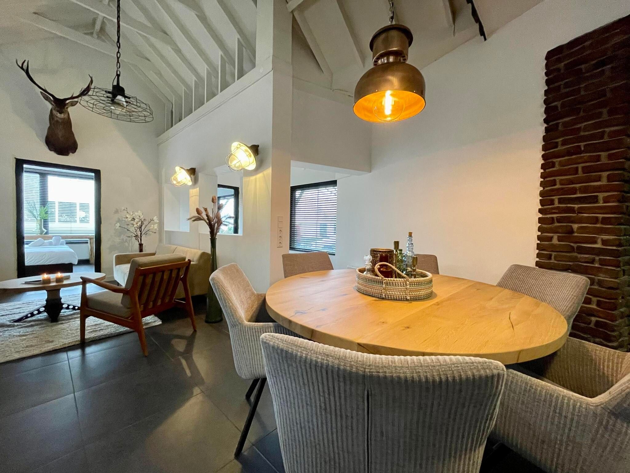 De eetkamer van Villa La Chatelaine in Egmond aan Zee