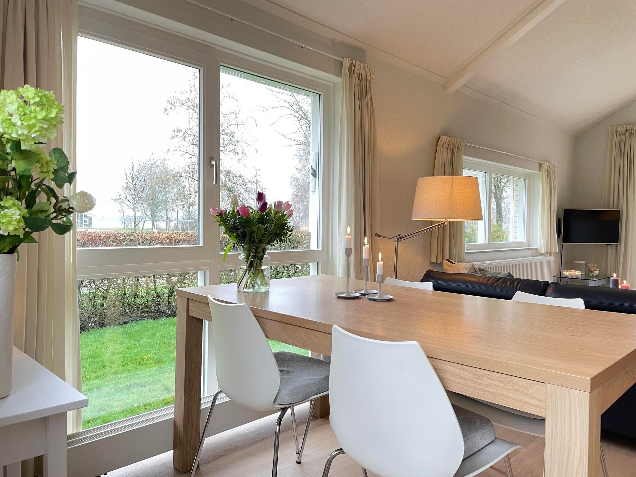 De eetkamer van Watervilla de Ijsvogel in Langweer