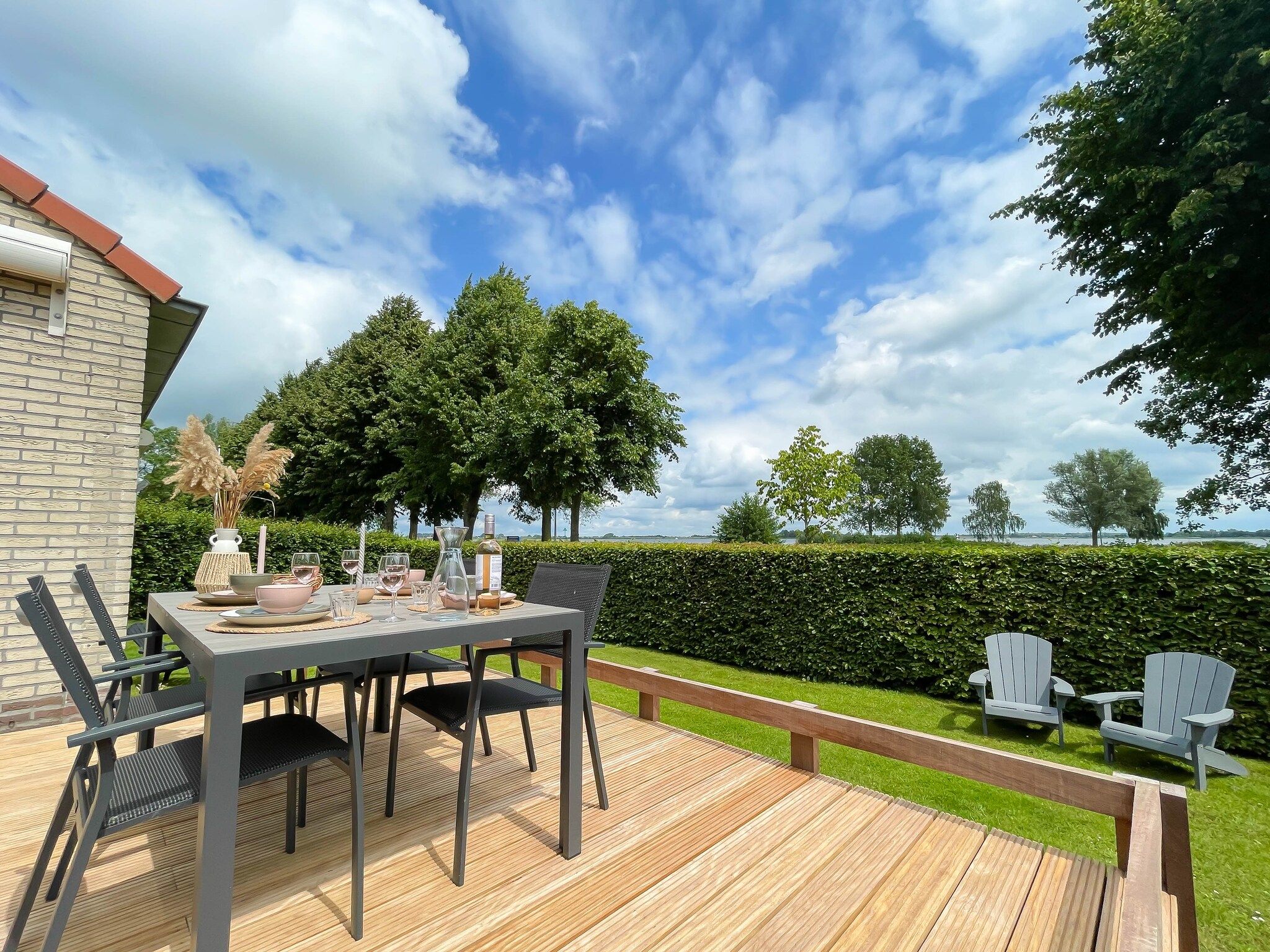 Het terras van Watervilla de Ijsvogel in Langweer