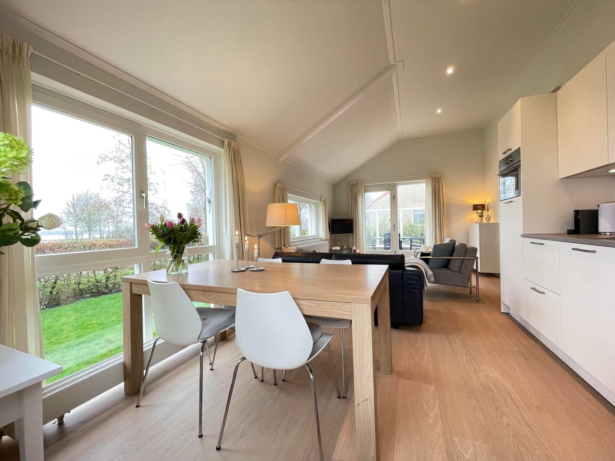 De eetkamer van Watervilla de Ijsvogel in Langweer