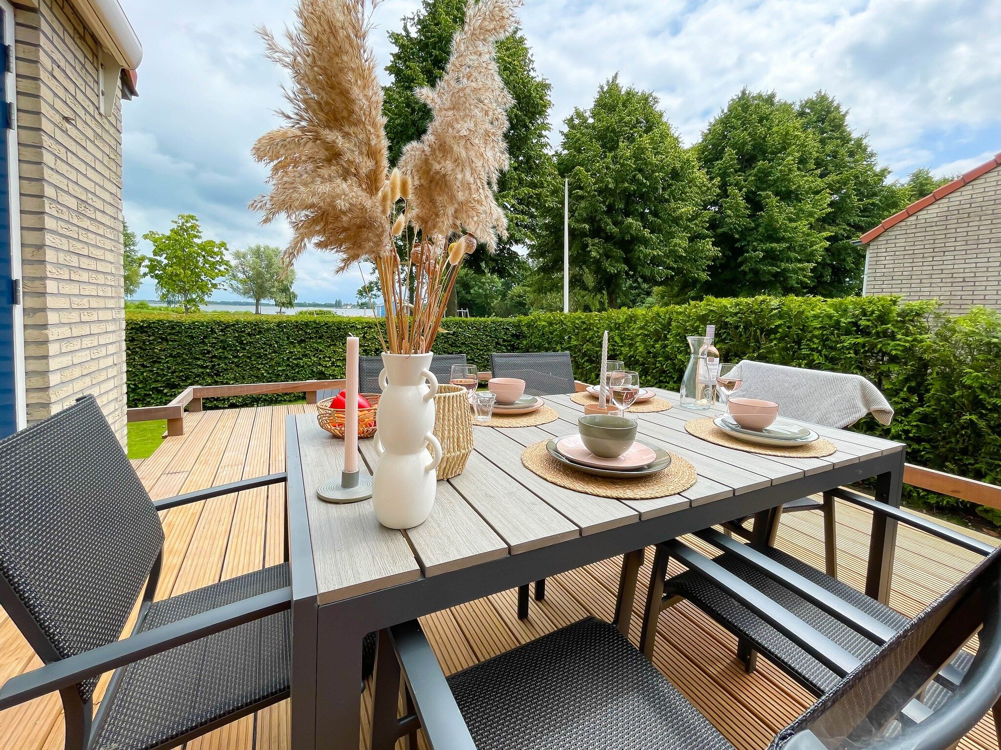 Het terras van Watervilla de Ijsvogel in Langweer