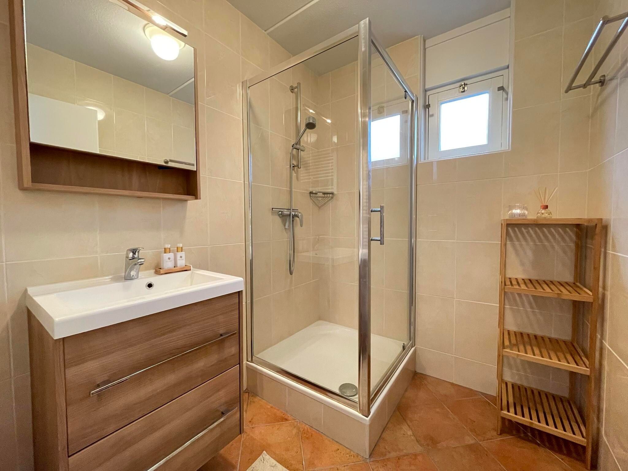 De badkamer van Watervilla de Ijsvogel in Langweer