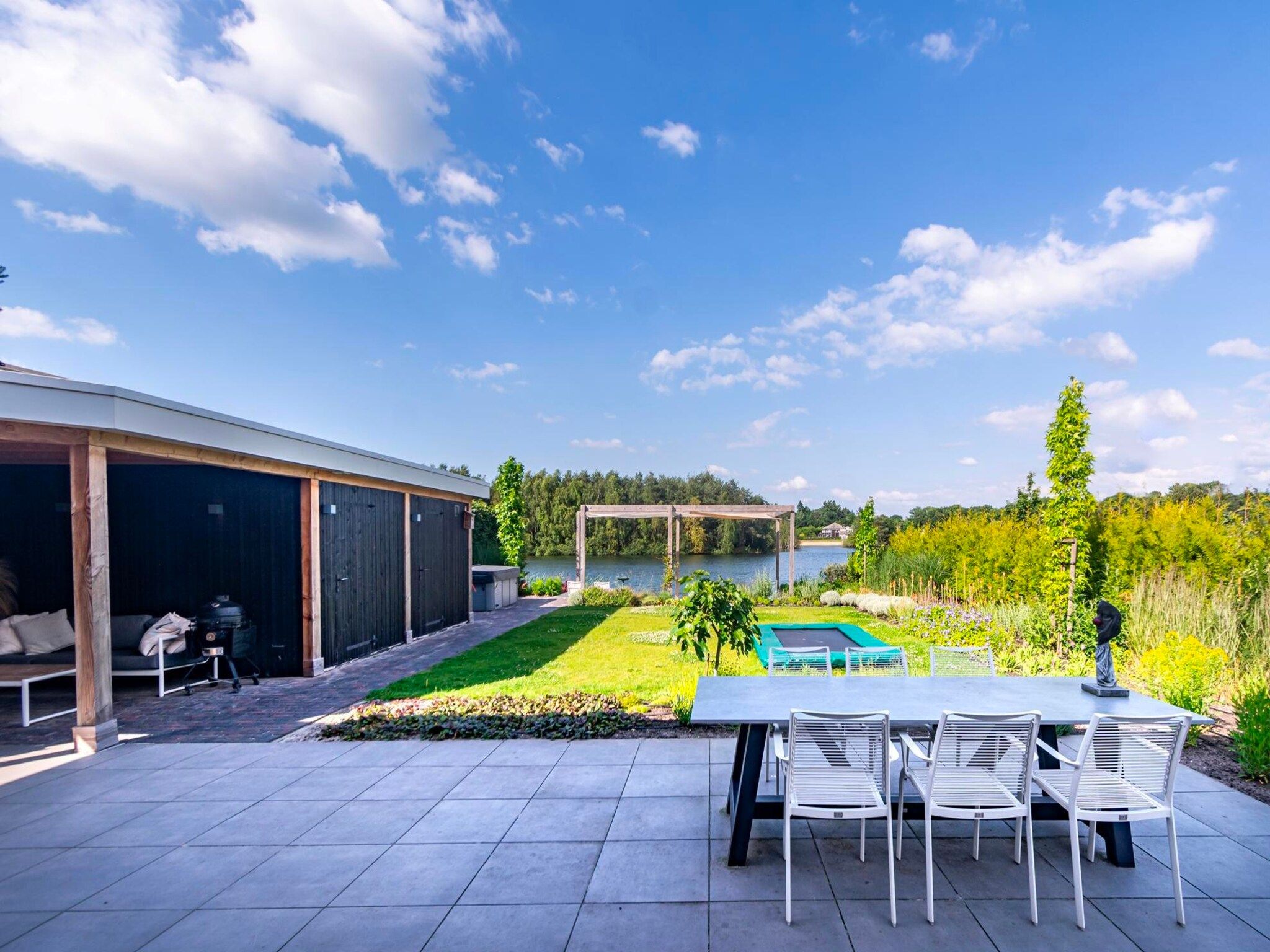 Het terras van Watervilla Plas van Francke in Sibculo