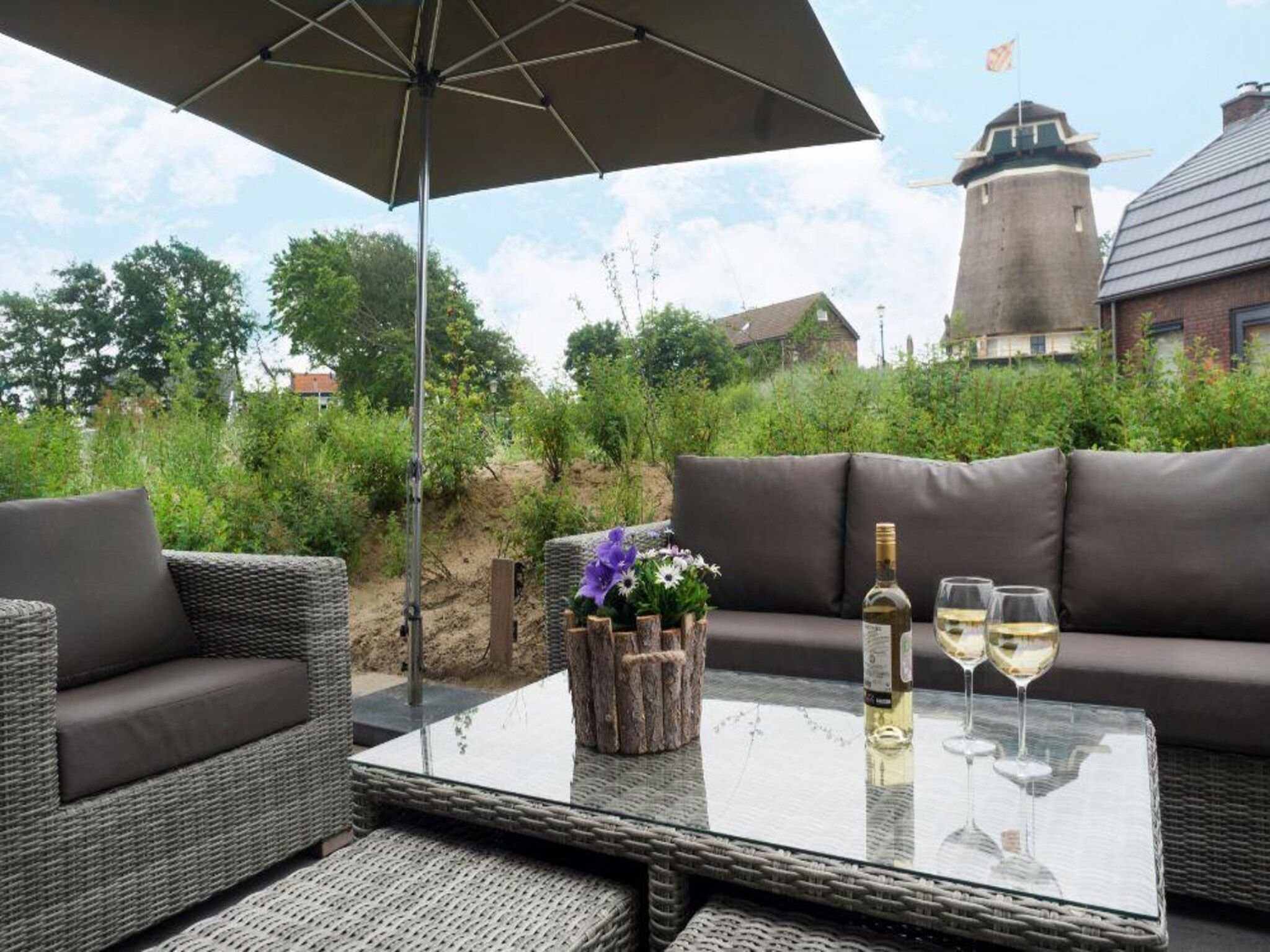 Het terras van Zicht op de Molen in Egmond aan den Hoef
