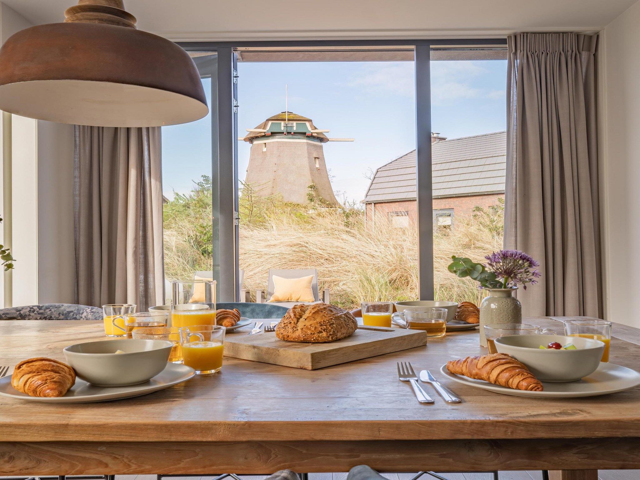 De eetkamer van Zicht op de Molen in Egmond aan den Hoef