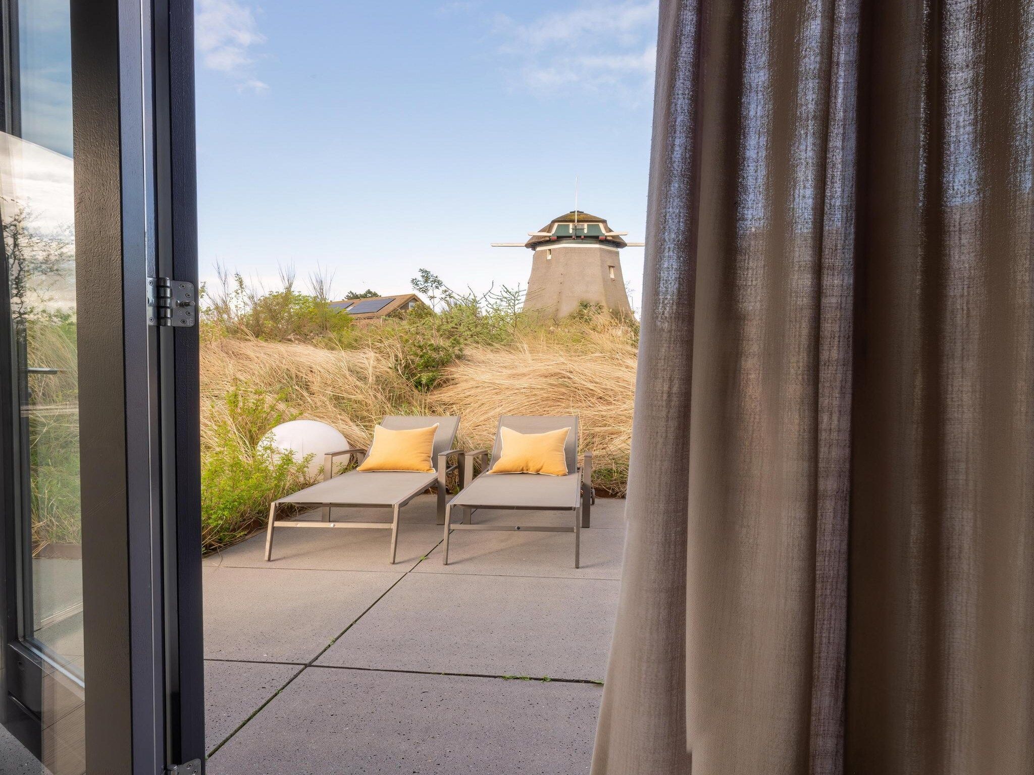Het terras van Zicht op de Molen in Egmond aan den Hoef