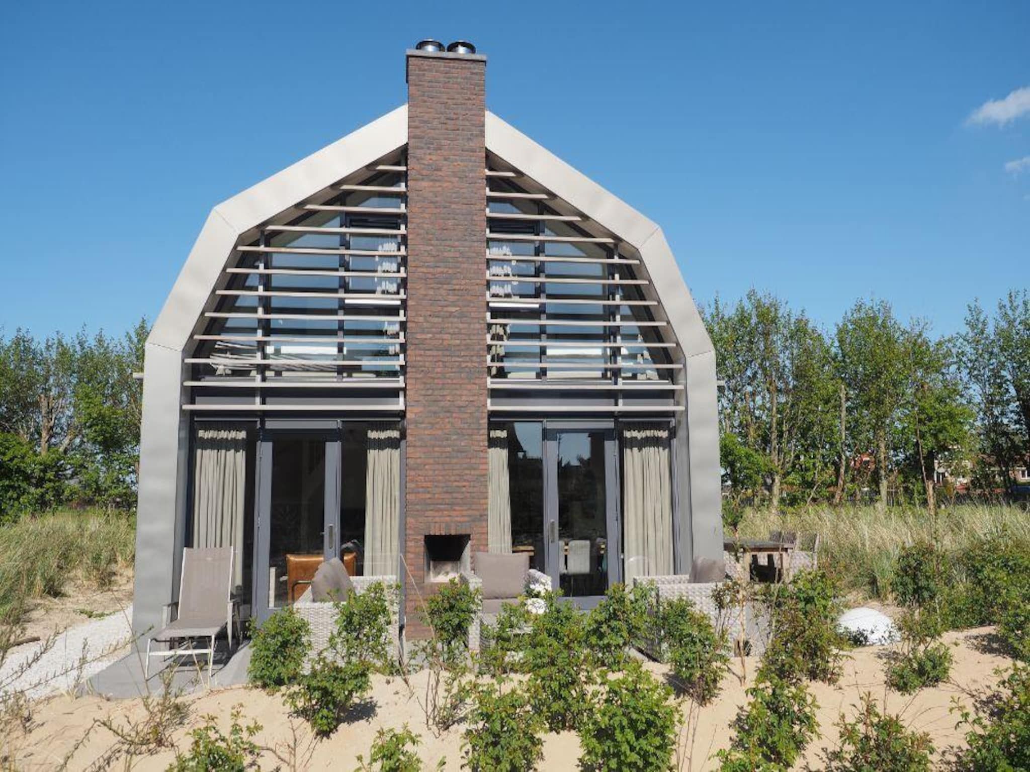 De buitenkant van Zicht op de Molen in Egmond aan den Hoef