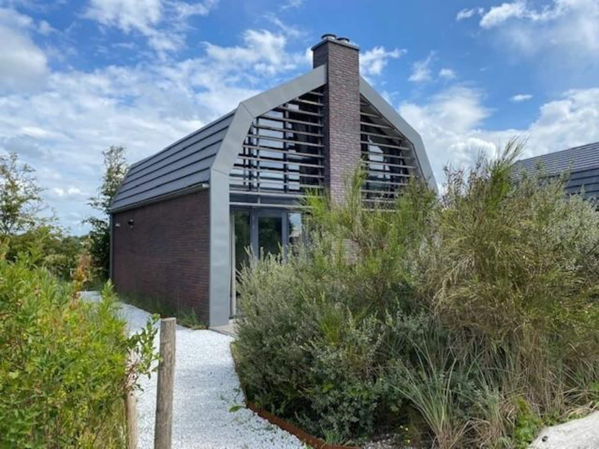 De buitenkant van Zicht op de Molen in Egmond aan den Hoef