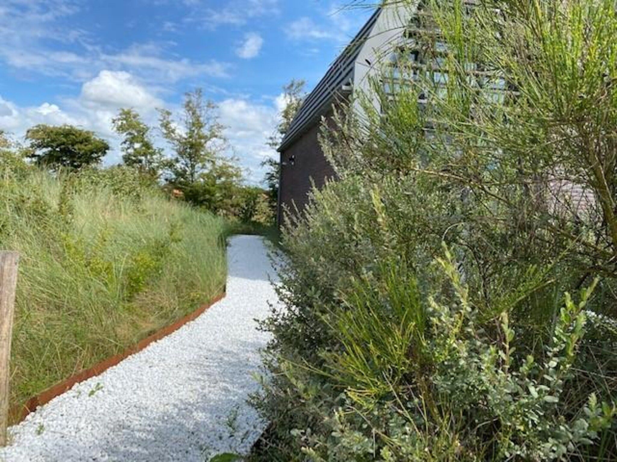De tuin van Zicht op de Molen in Egmond aan den Hoef