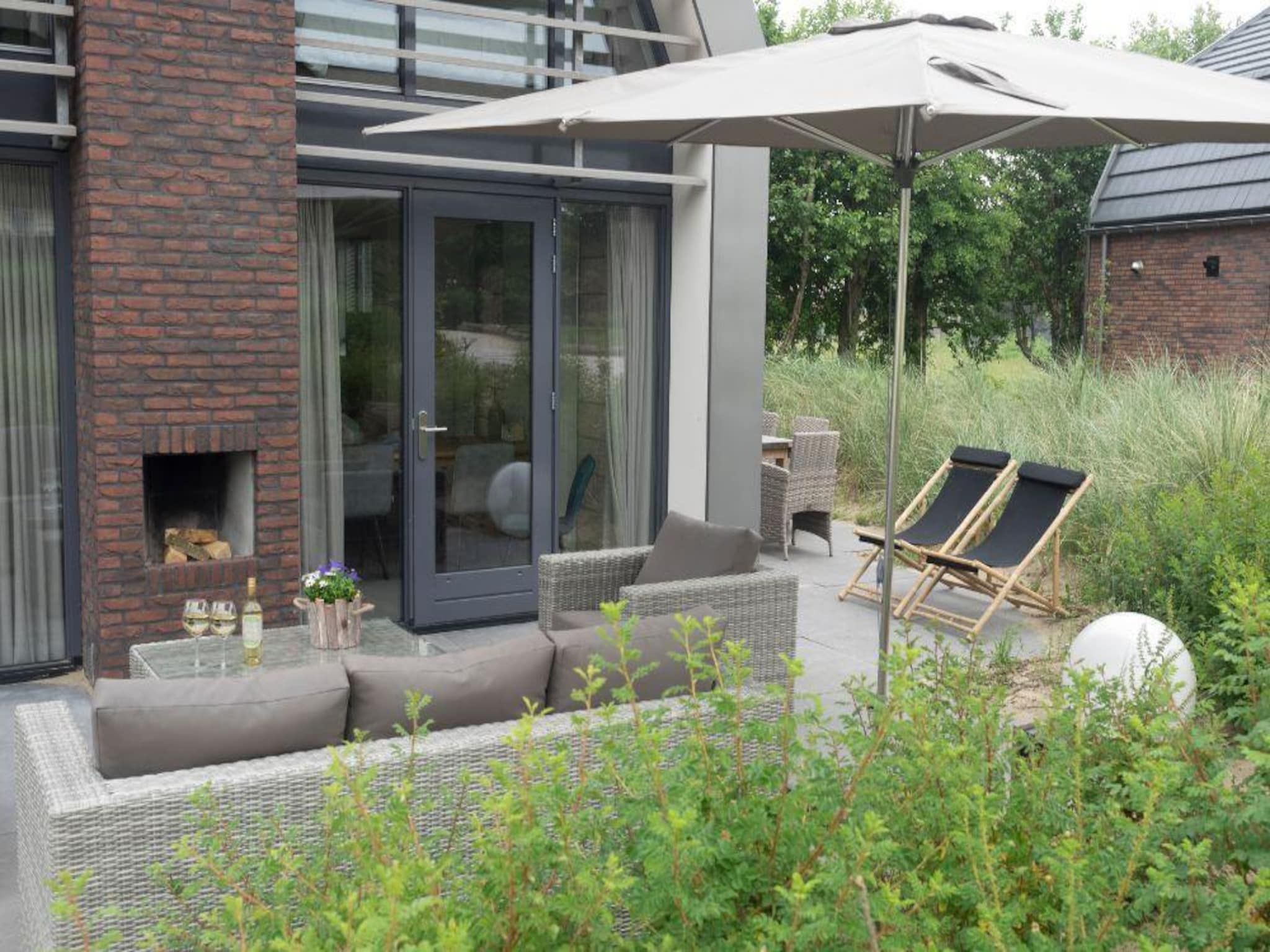 Het terras van Zicht op de Molen in Egmond aan den Hoef