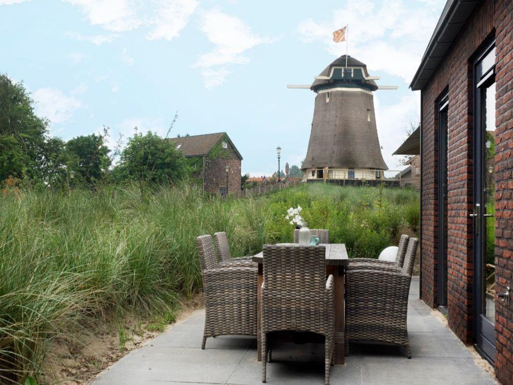Het terras van Zicht op de Molen in Egmond aan den Hoef