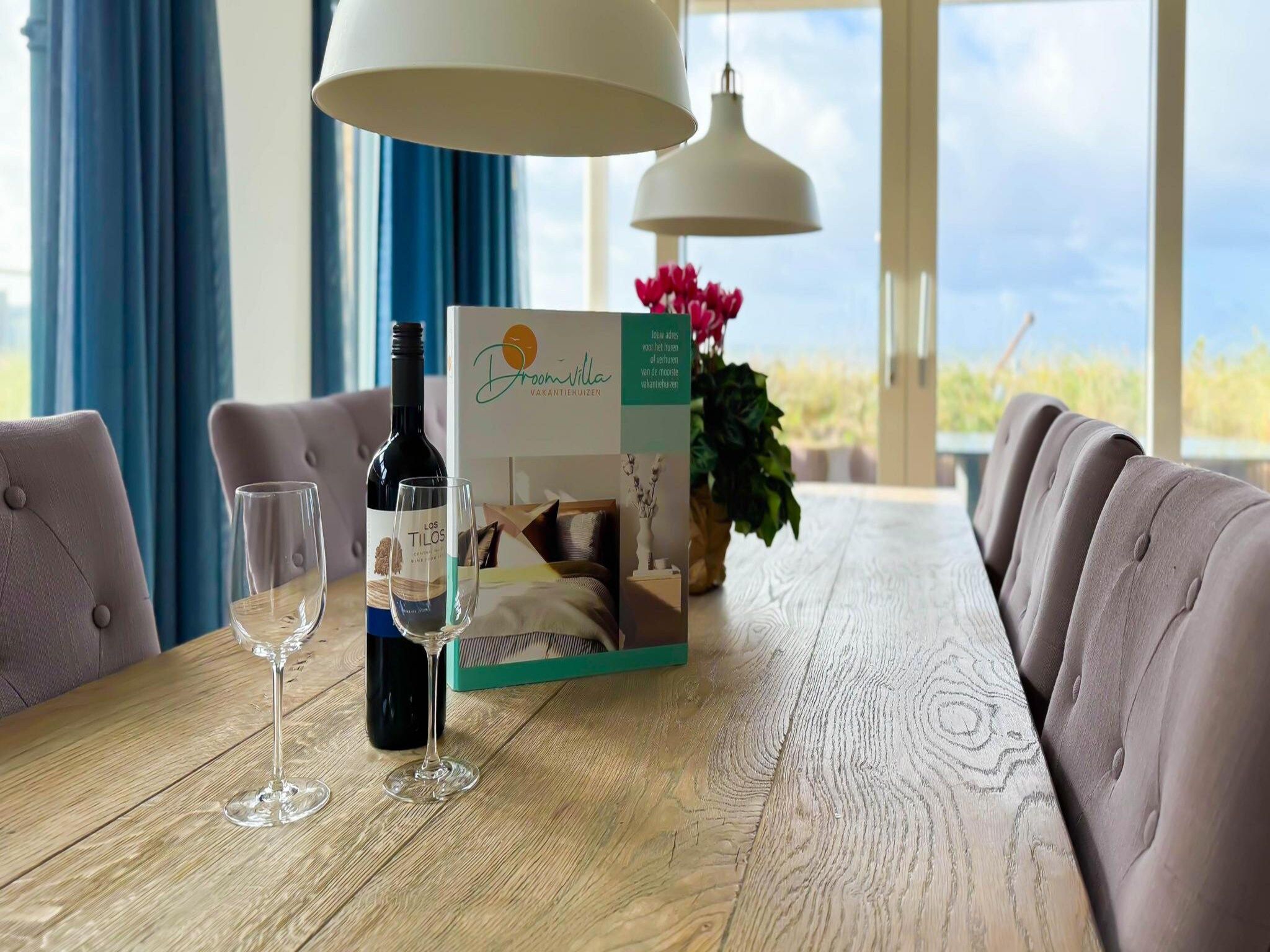 De eetkamer van Zilverlicht in Egmond aan Zee