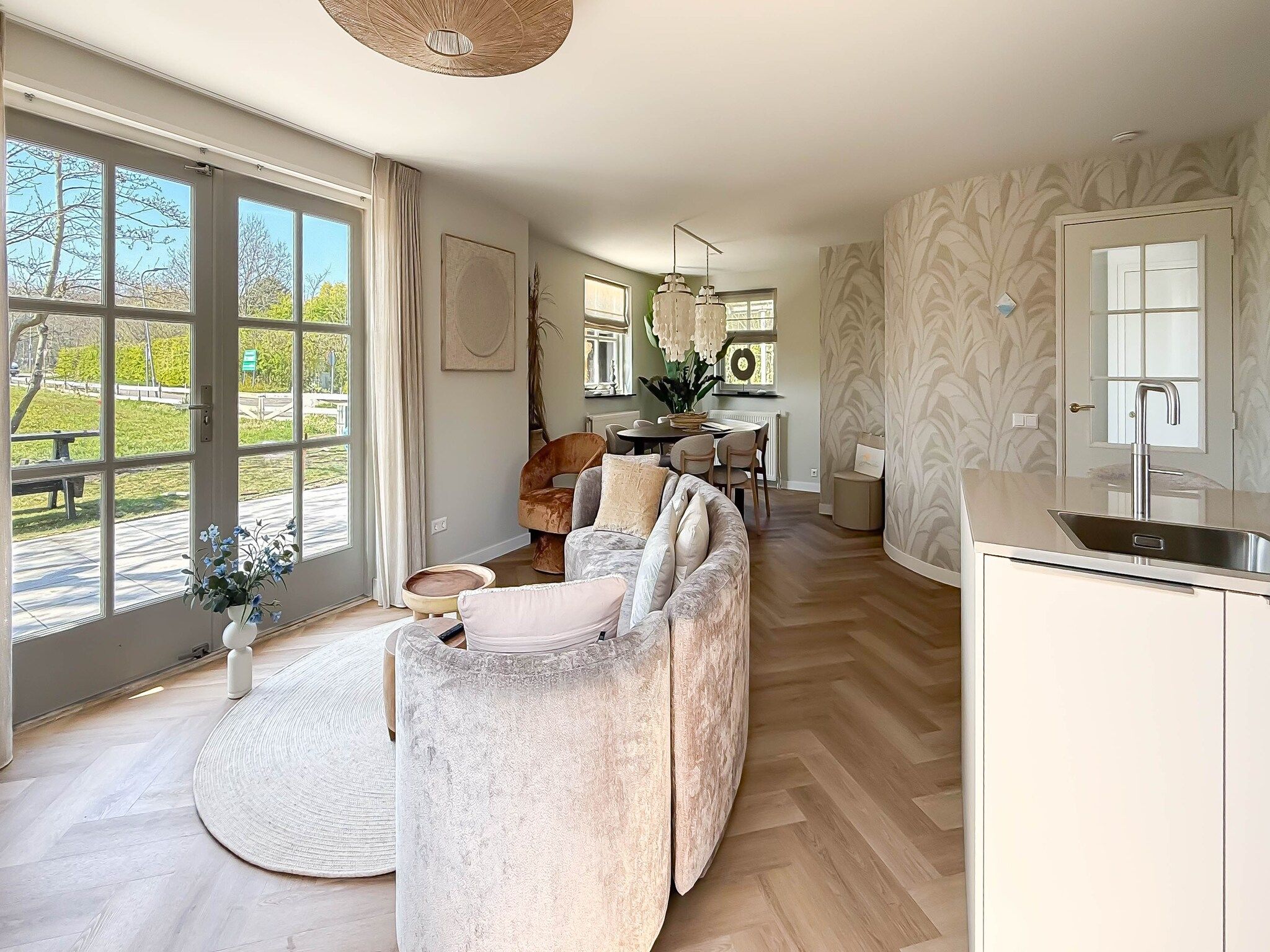 De woonkamer van Zon aan den Hoef in Egmond aan den Hoef