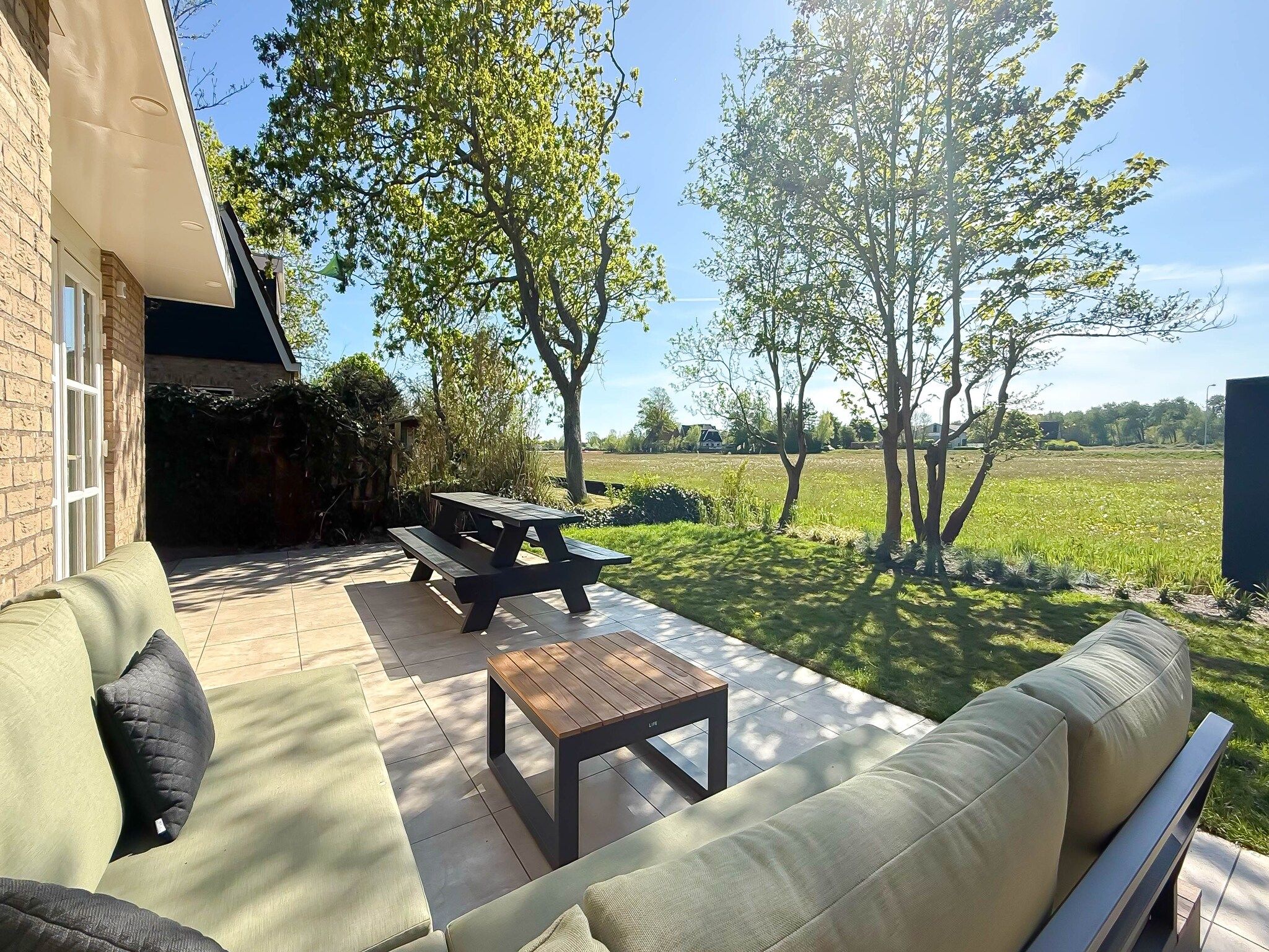 Het terras van Zon aan den Hoef in Egmond aan den Hoef