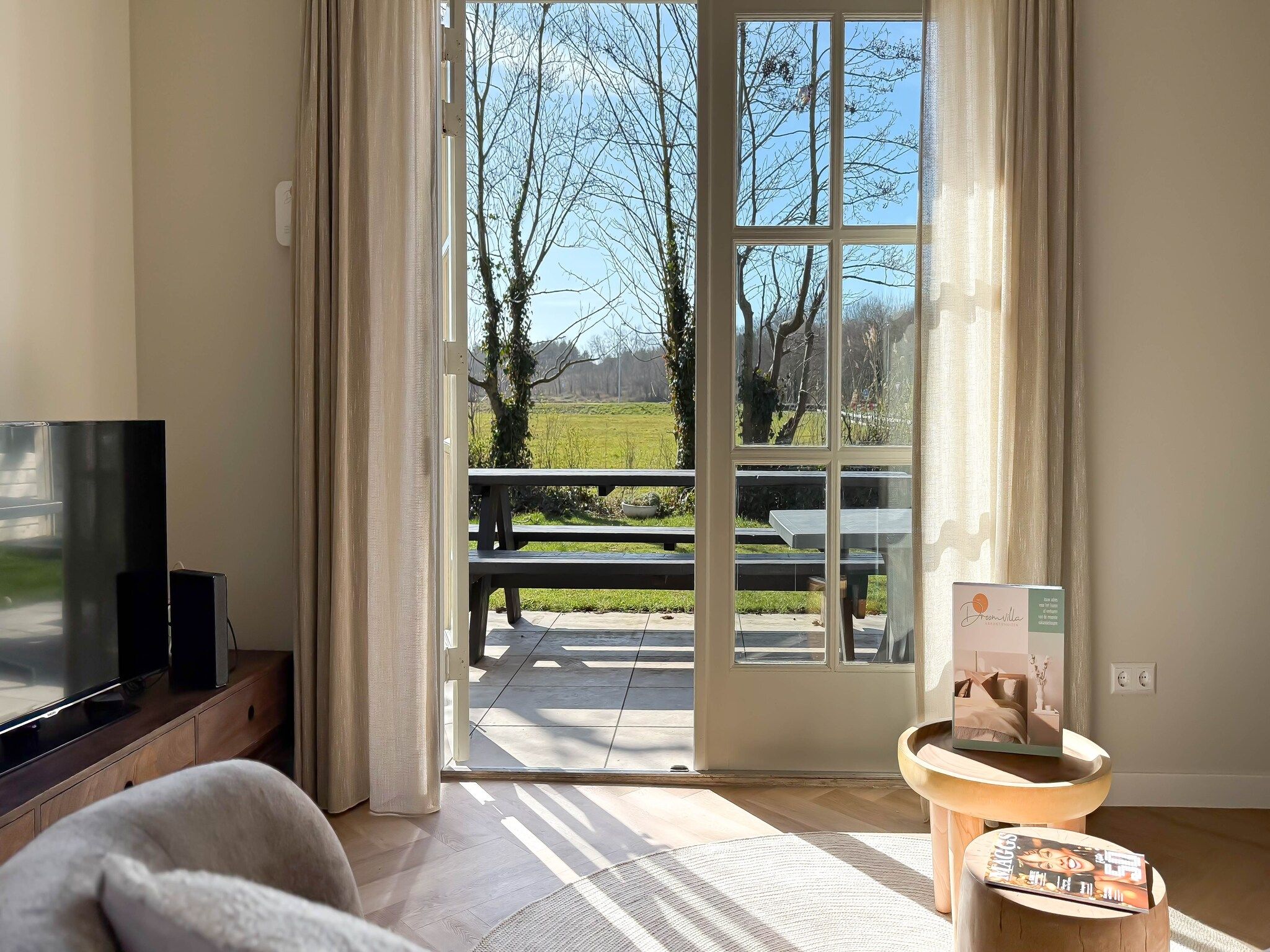 De woonkamer van Zon aan den Hoef in Egmond aan den Hoef