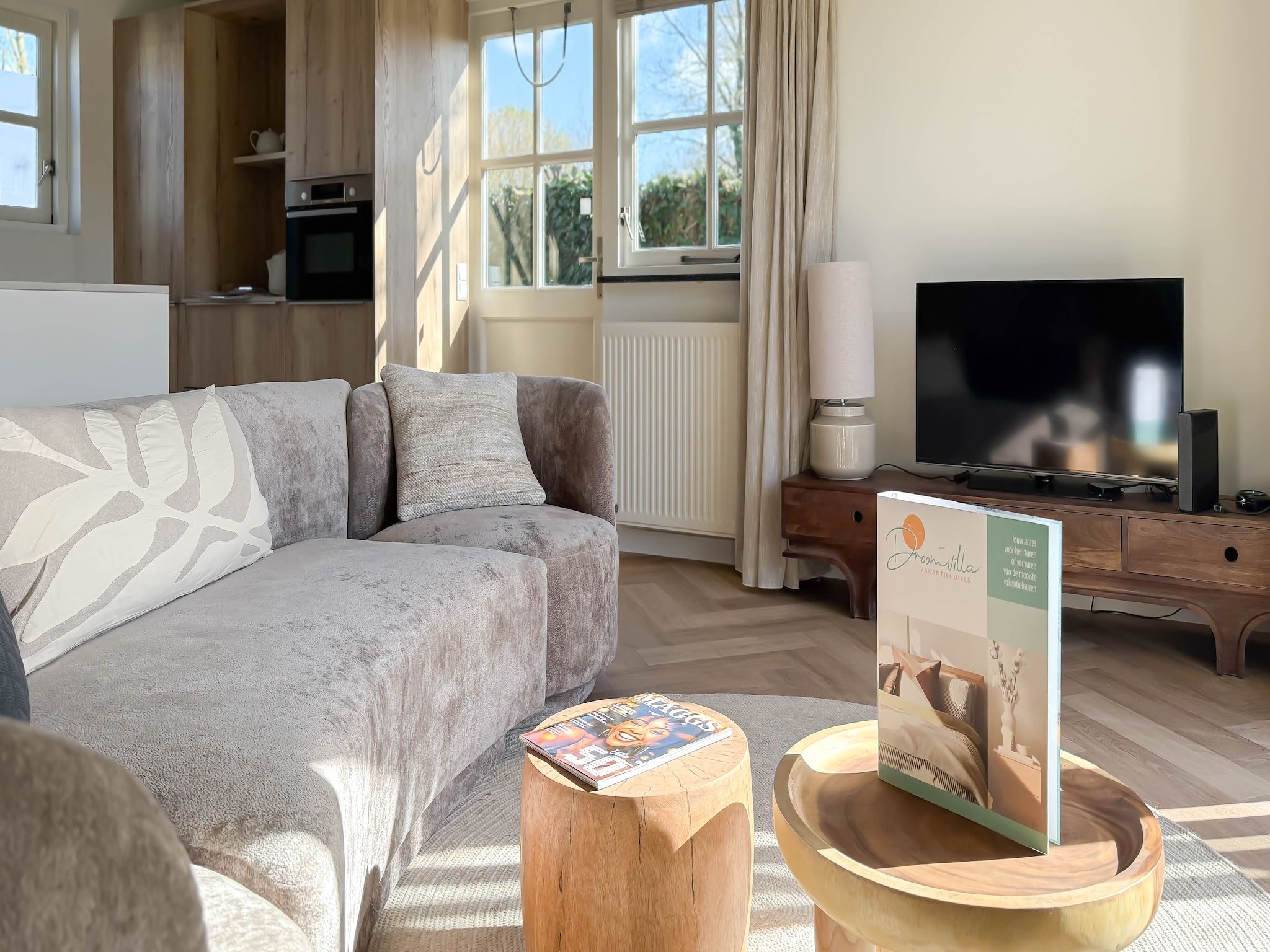 De woonkamer van Zon aan den Hoef in Egmond aan den Hoef