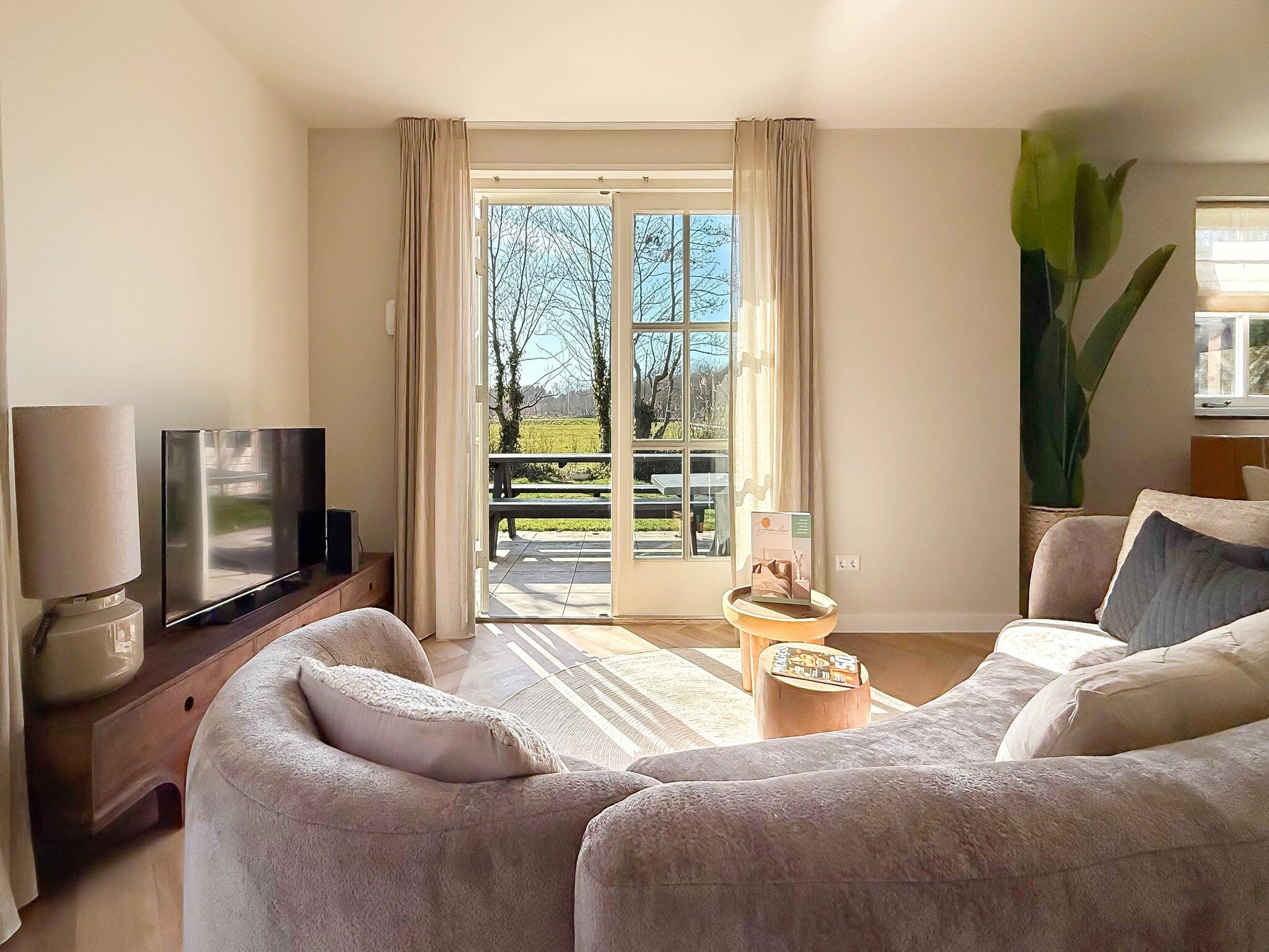 De woonkamer van Zon aan den Hoef in Egmond aan den Hoef