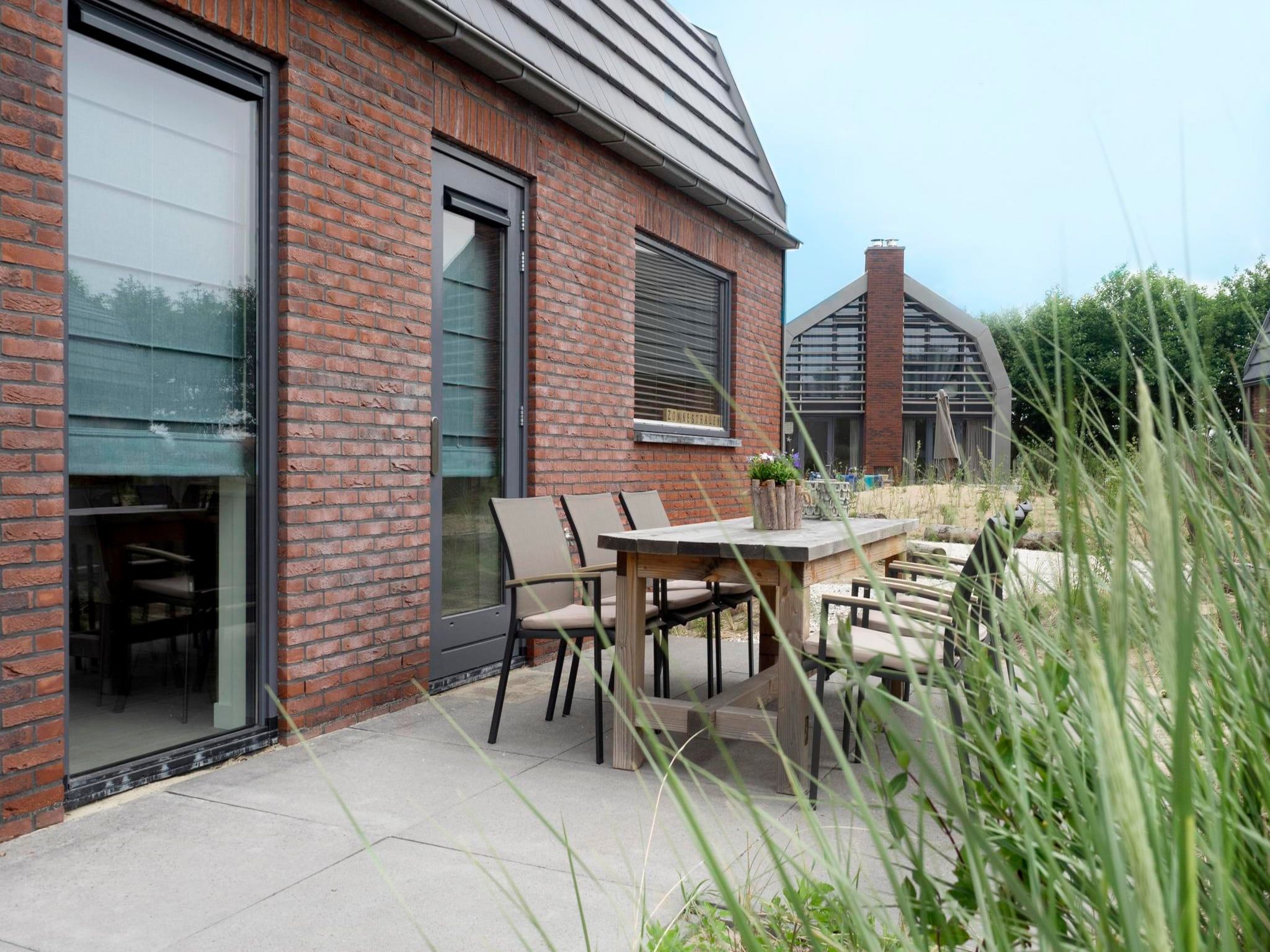 Het terras van Zonnestralen in Egmond aan den Hoef