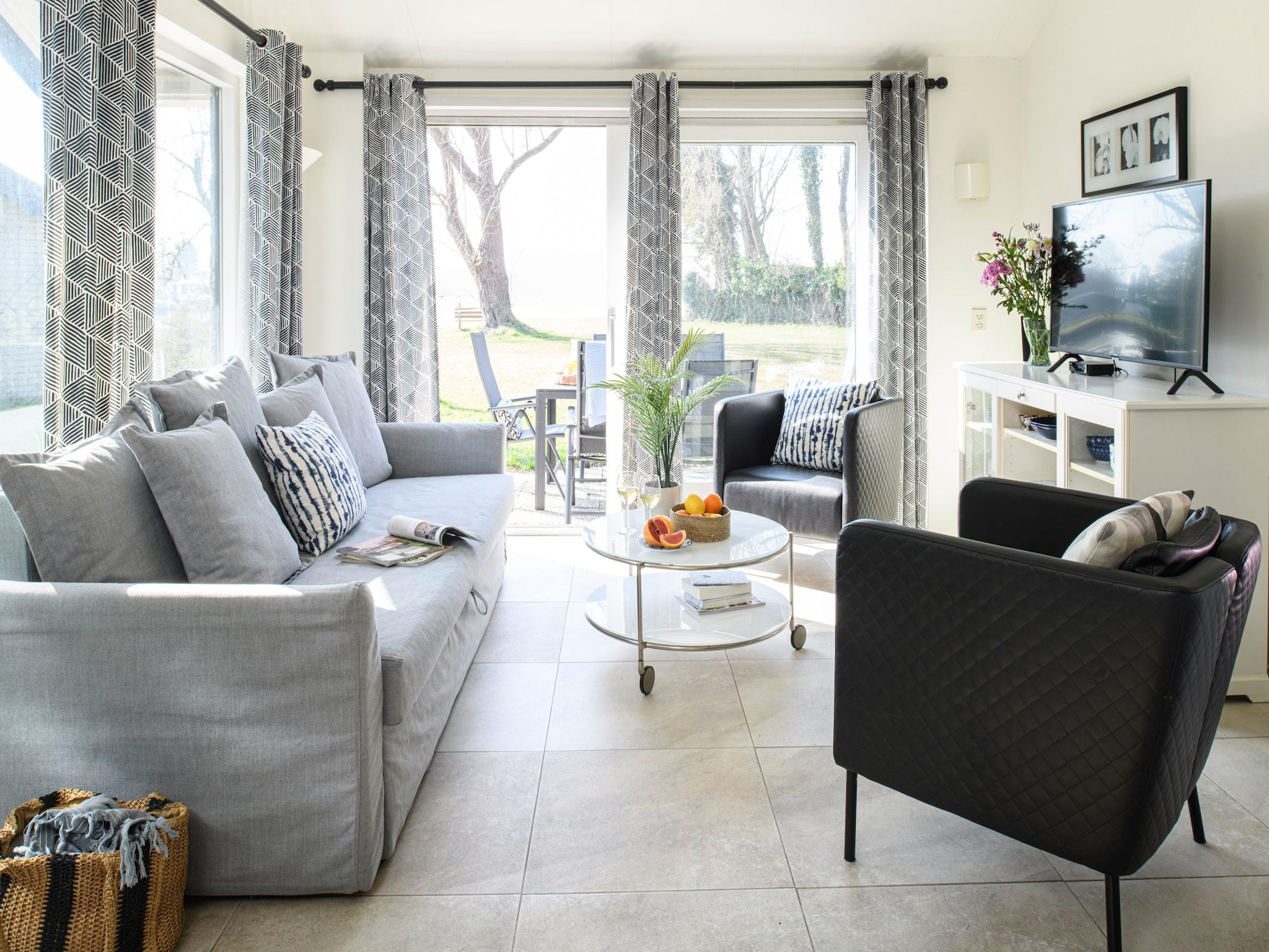 De woonkamer van Eiland Bungalow in Loosdrecht