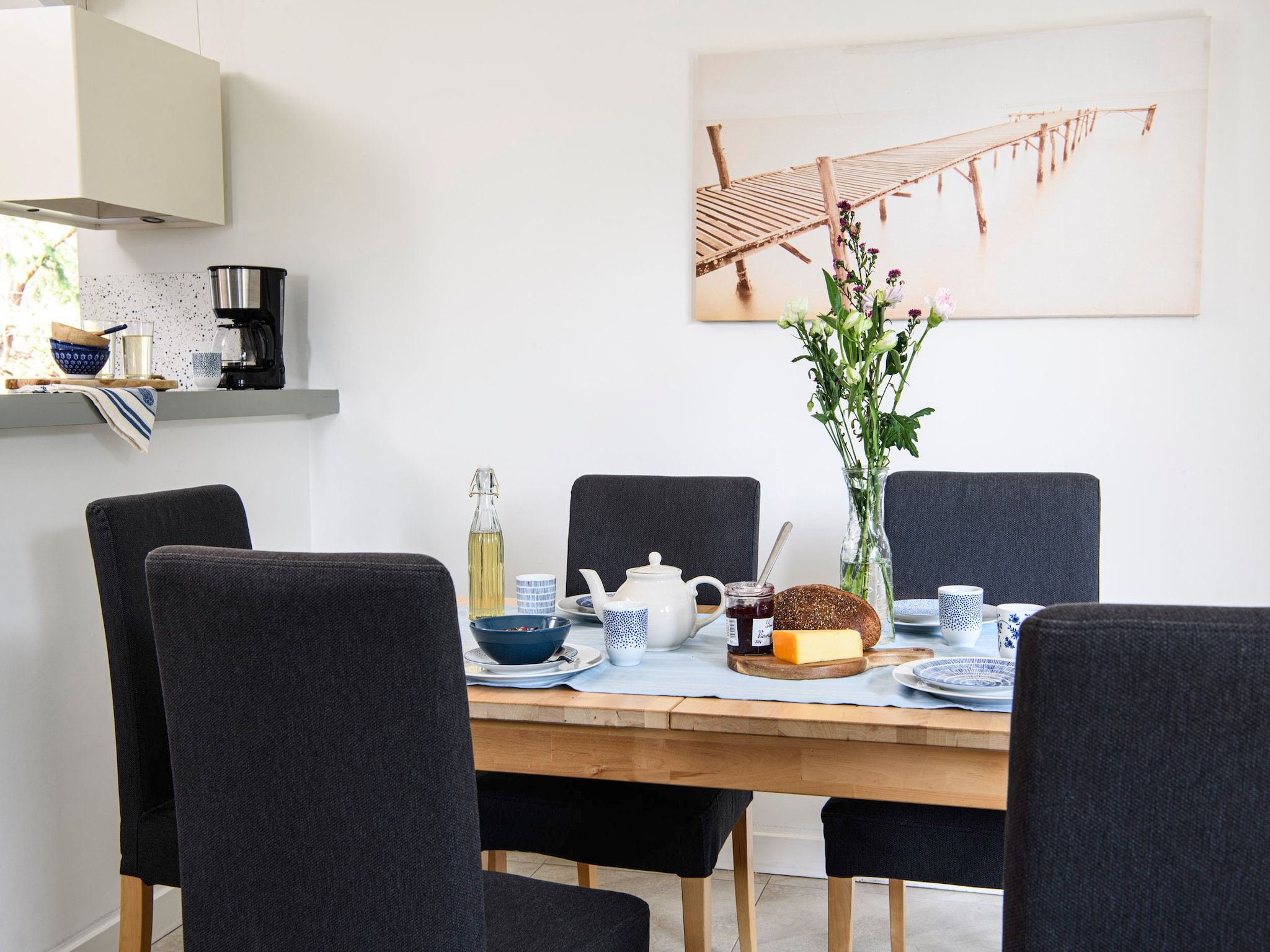 De eetkamer van Eiland Bungalow in Loosdrecht