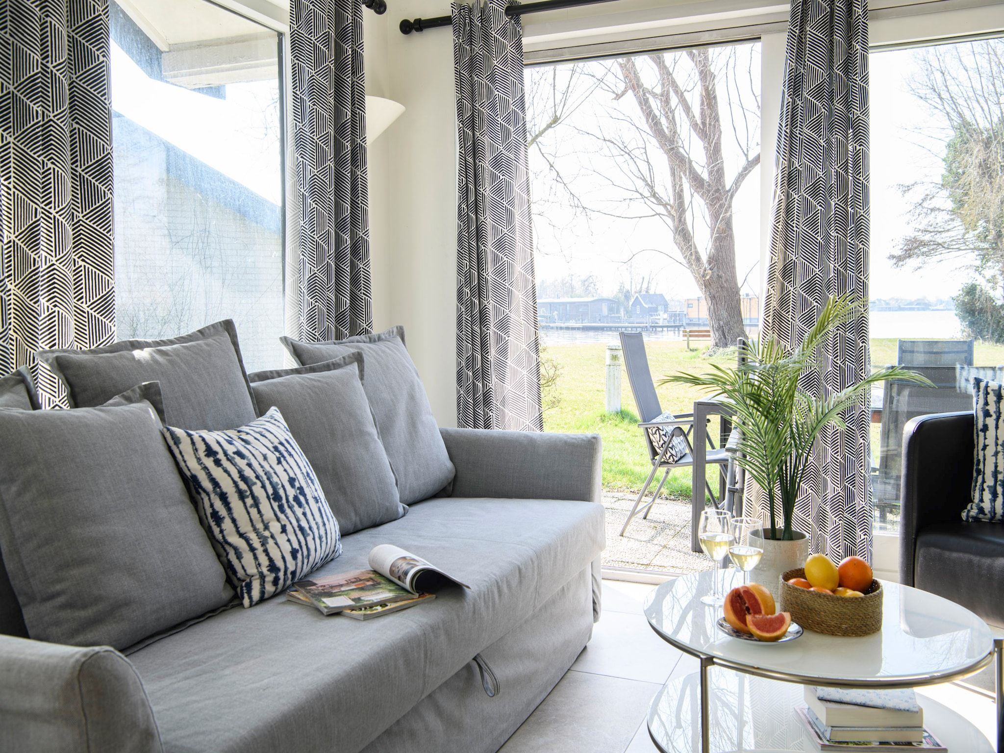 De woonkamer van Eiland Bungalow in Loosdrecht