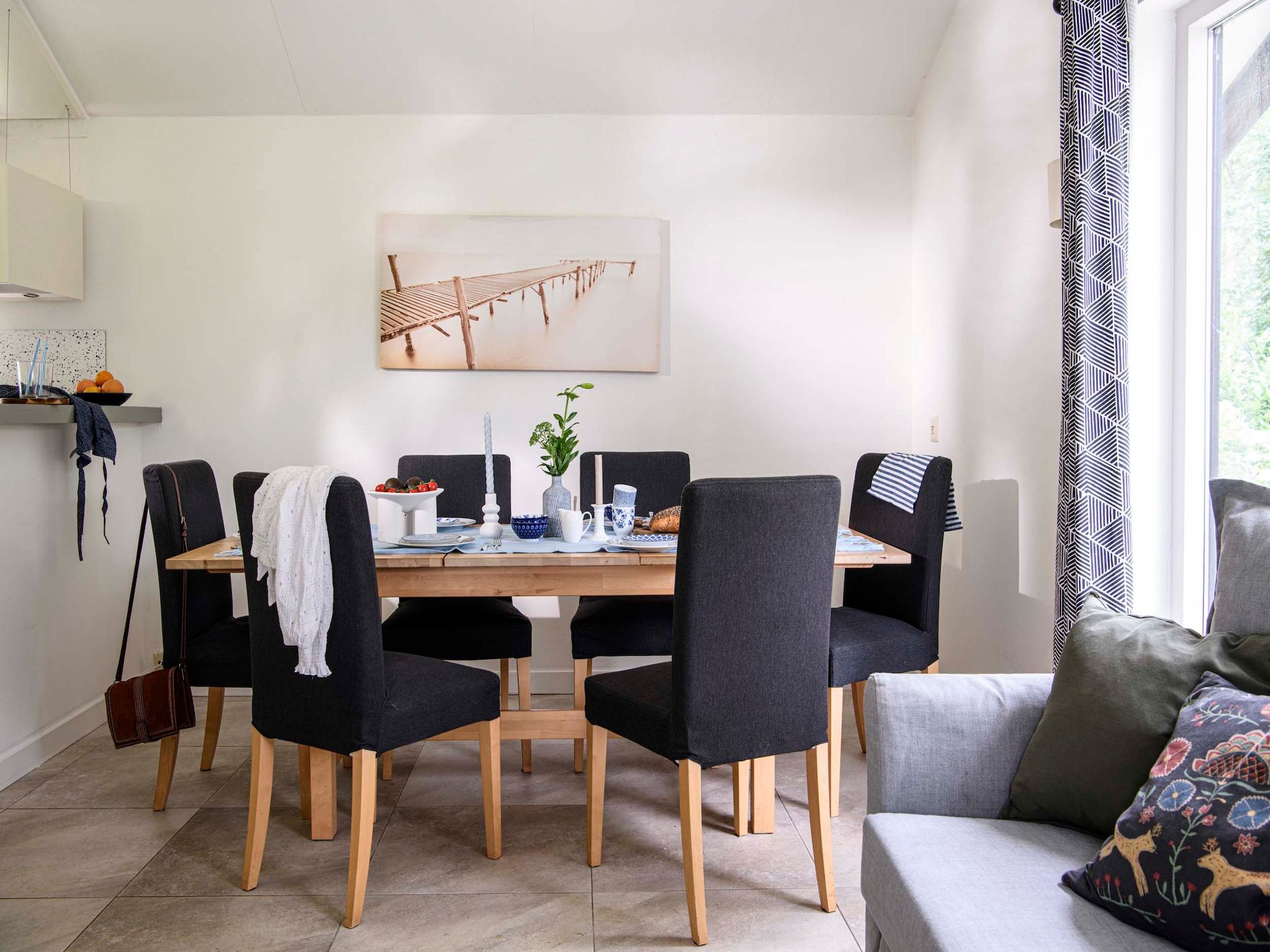 De eetkamer van Eiland Bungalow in Loosdrecht