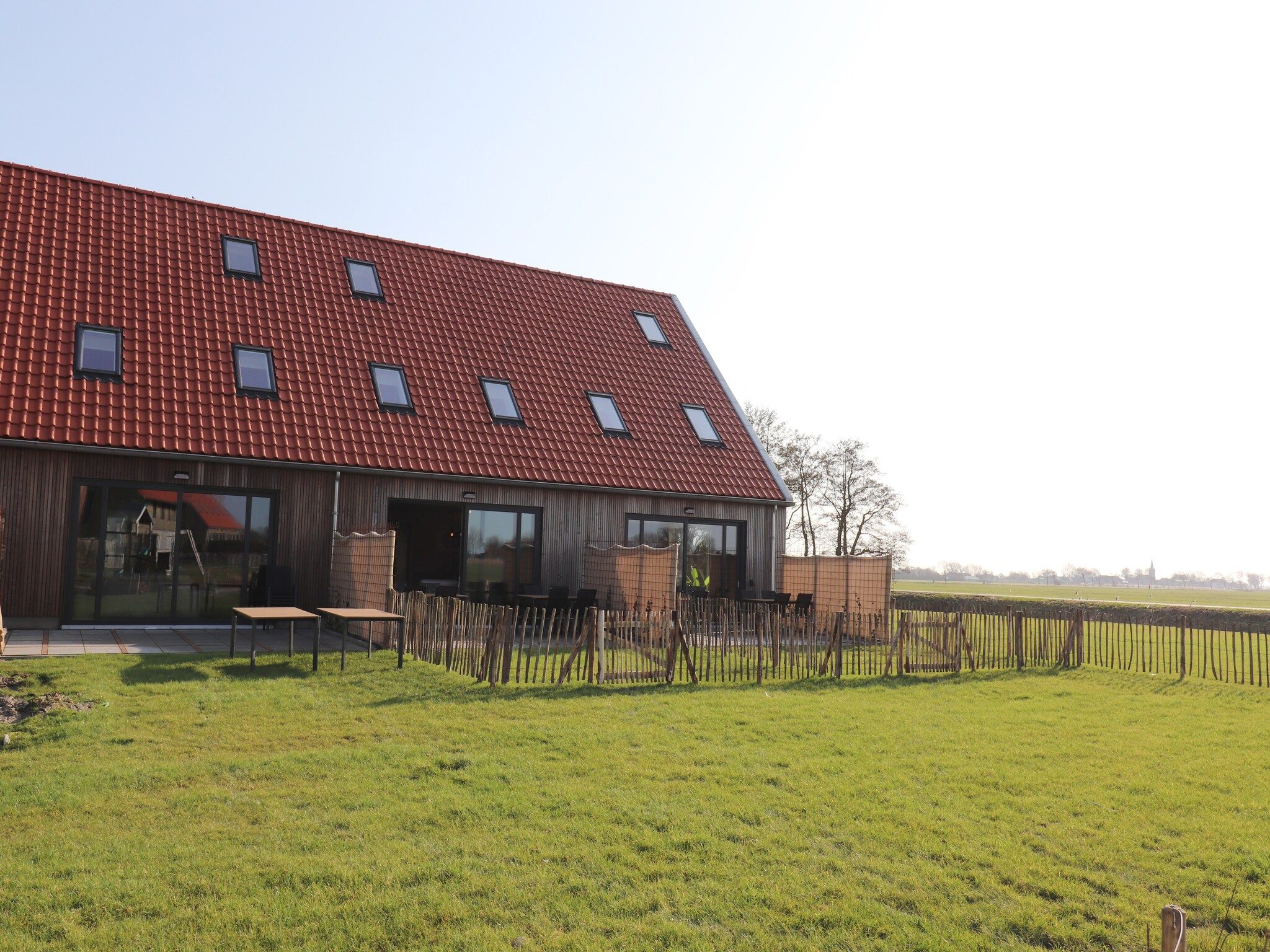 De buitenkant van Moderne villa op het Friese platteland in leons